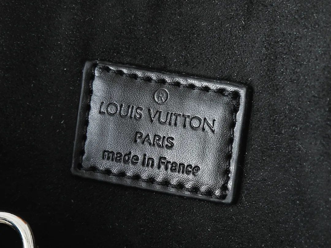 💰220💰Upgraded original M81945 M82411 M82717 This Nano Alma handbag is a pocket-sized version of Louis Vuitton's classic Alma handbag, this time made of iconic Epi grain leather. The compact design has ample space to easily store smartphones, keys, card holders, travel fragrances and other travel essentials. The handles and removable and adjustable shoulder strap allow for a variety of carrying options. Dimensions: 18 x 12 x 8 cm (length x height x width)