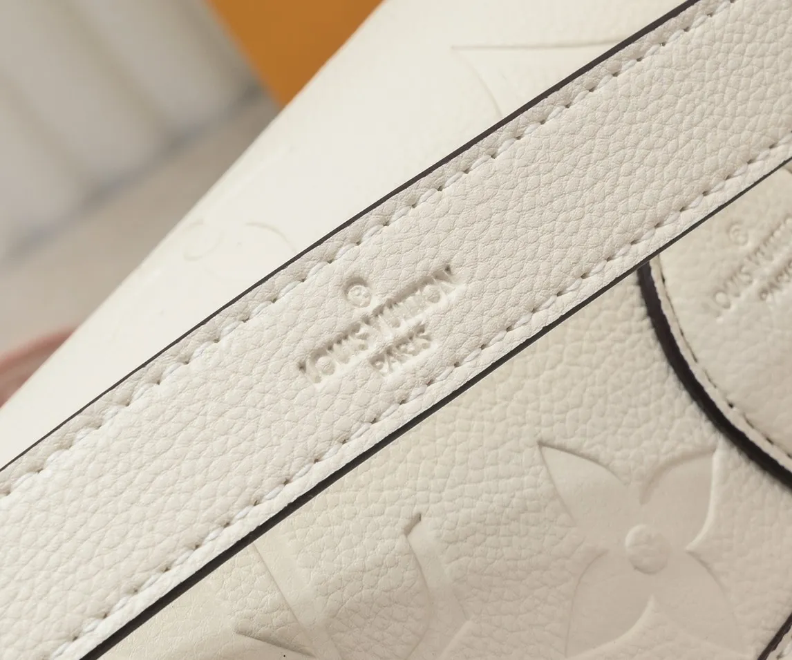 ¥260💰 Exclusive real shot-upgraded version ‼ ️ M46386 black M46388 white M45985 full leather baguette series new Diane handbag Diane satchel is made of Monogram Empreinte, made of the brand's iconic embossed leather. This versatile bag comes with a removable leather shoulder strap that can be worn over the shoulder or by hand, as well as a roomy removable jacquard crossbody bag with 'Louis Vuitton' printed strap. This versatile bag can be styled in chic or sporty fashion to match the overall style or mood. Dimensions: 25.0×9.0×15.0 cm.