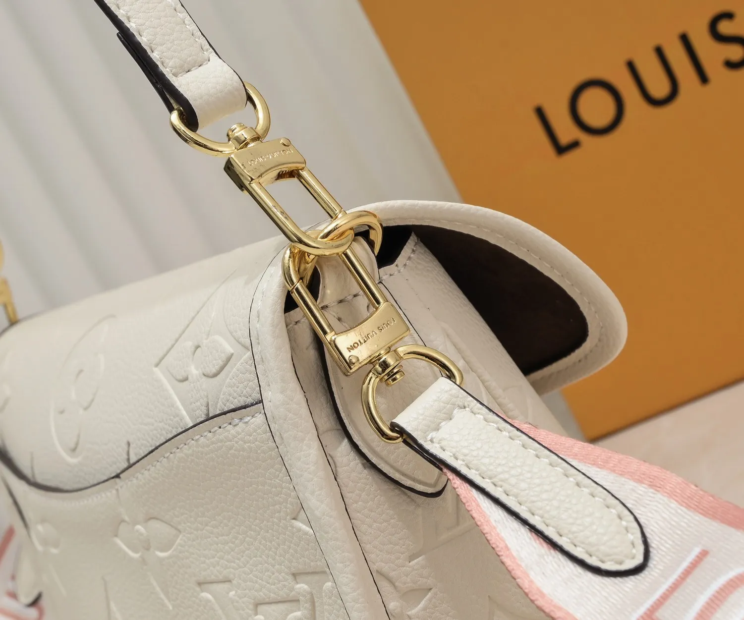 ¥260💰 Exclusive real shot-upgraded version ‼ ️ M46386 black M46388 white M45985 full leather baguette series new Diane handbag Diane satchel is made of Monogram Empreinte, made of the brand's iconic embossed leather. This versatile bag comes with a removable leather shoulder strap that can be worn over the shoulder or by hand, as well as a roomy removable jacquard crossbody bag with 'Louis Vuitton' printed strap. This versatile bag can be styled in chic or sporty fashion to match the overall style or mood. Dimensions: 25.0×9.0×15.0 cm.