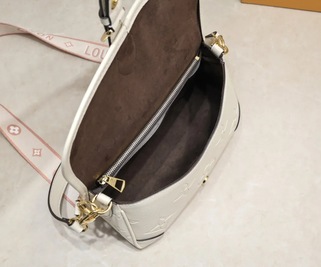 ¥260💰 Exclusive real shot-upgraded version ‼ ️ M46386 black M46388 white M45985 full leather baguette series new Diane handbag Diane satchel is made of Monogram Empreinte, made of the brand's iconic embossed leather. This versatile bag comes with a removable leather shoulder strap that can be worn over the shoulder or by hand, as well as a roomy removable jacquard crossbody bag with 'Louis Vuitton' printed strap. This versatile bag can be styled in chic or sporty fashion to match the overall style or mood. Dimensions: 25.0×9.0×15.0 cm.