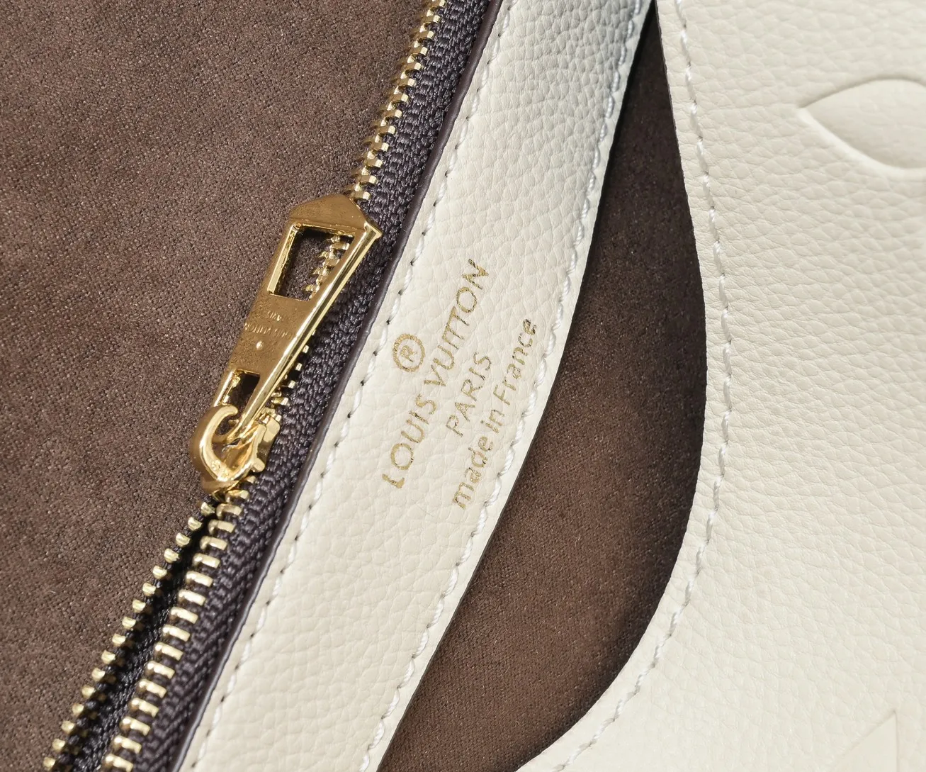 ¥260💰 Exclusive real shot-upgraded version ‼ ️ M46386 black M46388 white M45985 full leather baguette series new Diane handbag Diane satchel is made of Monogram Empreinte, made of the brand's iconic embossed leather. This versatile bag comes with a removable leather shoulder strap that can be worn over the shoulder or by hand, as well as a roomy removable jacquard crossbody bag with 'Louis Vuitton' printed strap. This versatile bag can be styled in chic or sporty fashion to match the overall style or mood. Dimensions: 25.0×9.0×15.0 cm.
