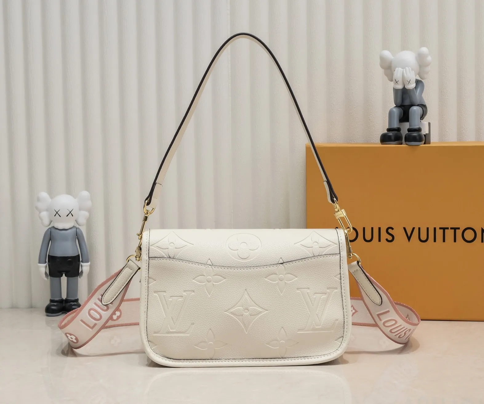 ¥260💰 Exclusive real shot-upgraded version ‼ ️ M46386 black M46388 white M45985 full leather baguette series new Diane handbag Diane satchel is made of Monogram Empreinte, made of the brand's iconic embossed leather. This versatile bag comes with a removable leather shoulder strap that can be worn over the shoulder or by hand, as well as a roomy removable jacquard crossbody bag with 'Louis Vuitton' printed strap. This versatile bag can be styled in chic or sporty fashion to match the overall style or mood. Dimensions: 25.0×9.0×15.0 cm.