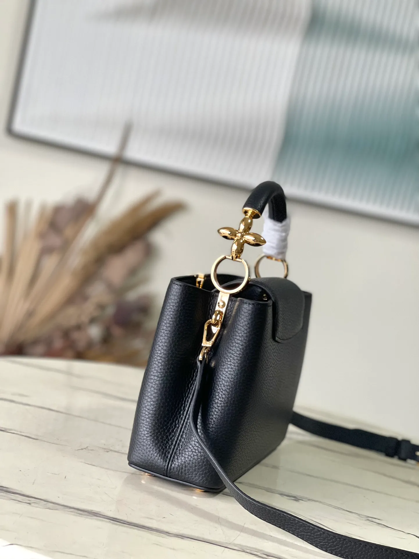 💰2360 (Special Grade Original Leather) M24698 Small Black Size This Capucines BB handbag is made of Taurillon cow leather decorated with shiny metal parts, and the LV letters are written with 3D strokes. Metal Monogram flowers bloom quietly on the rolled leather handle, subtly proving the brand's exquisite craftsmanship. The detachable and adjustable leather shoulder strap allows for comfortable shoulder carrying. Dimensions: 26.5 × 17.5 × 9 cm
