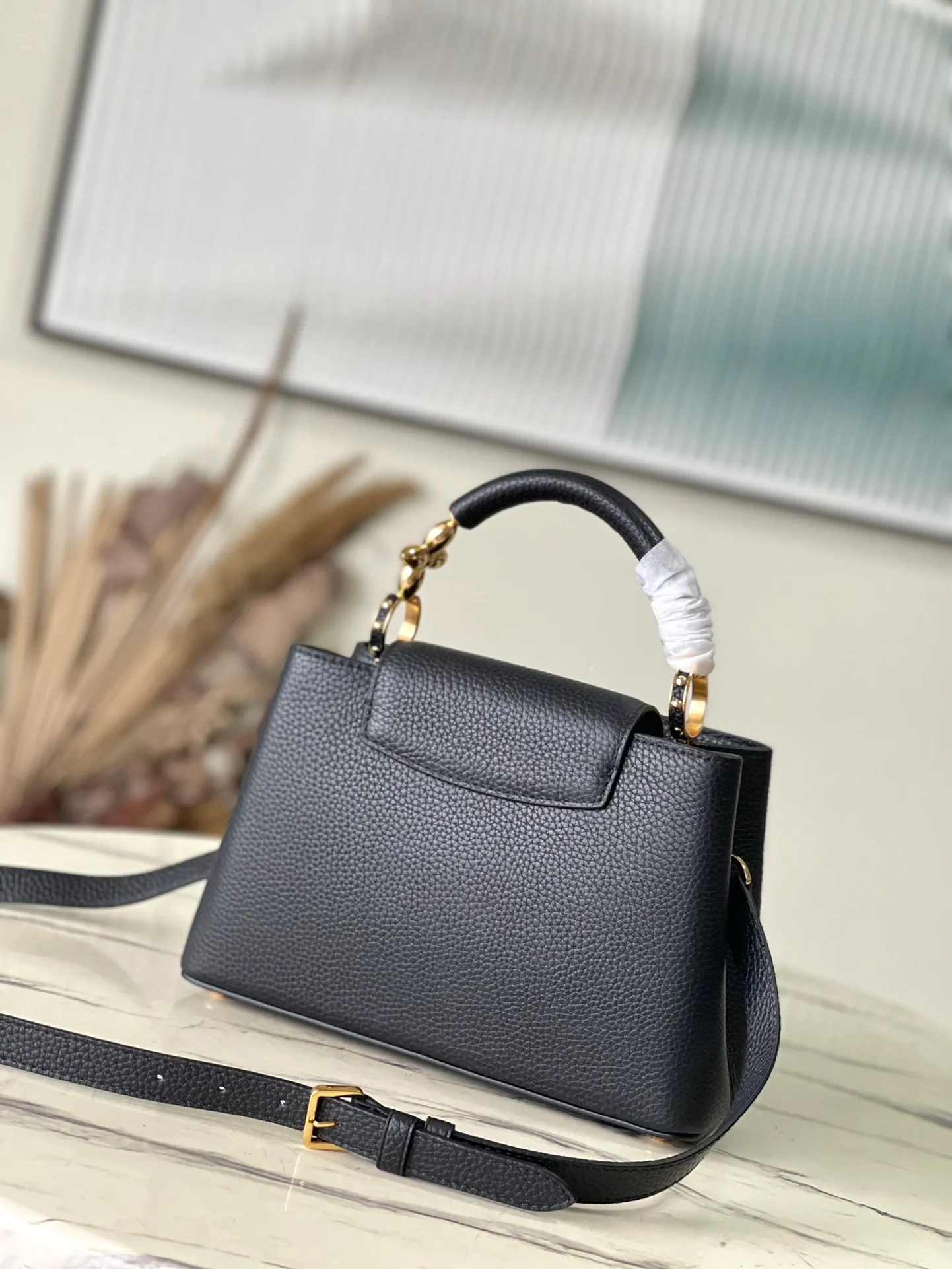 💰2360 (Special Grade Original Leather) M24698 Small Black Size This Capucines BB handbag is made of Taurillon cow leather decorated with shiny metal parts, and the LV letters are written with 3D strokes. Metal Monogram flowers bloom quietly on the rolled leather handle, subtly proving the brand's exquisite craftsmanship. The detachable and adjustable leather shoulder strap allows for comfortable shoulder carrying. Dimensions: 26.5 × 17.5 × 9 cm