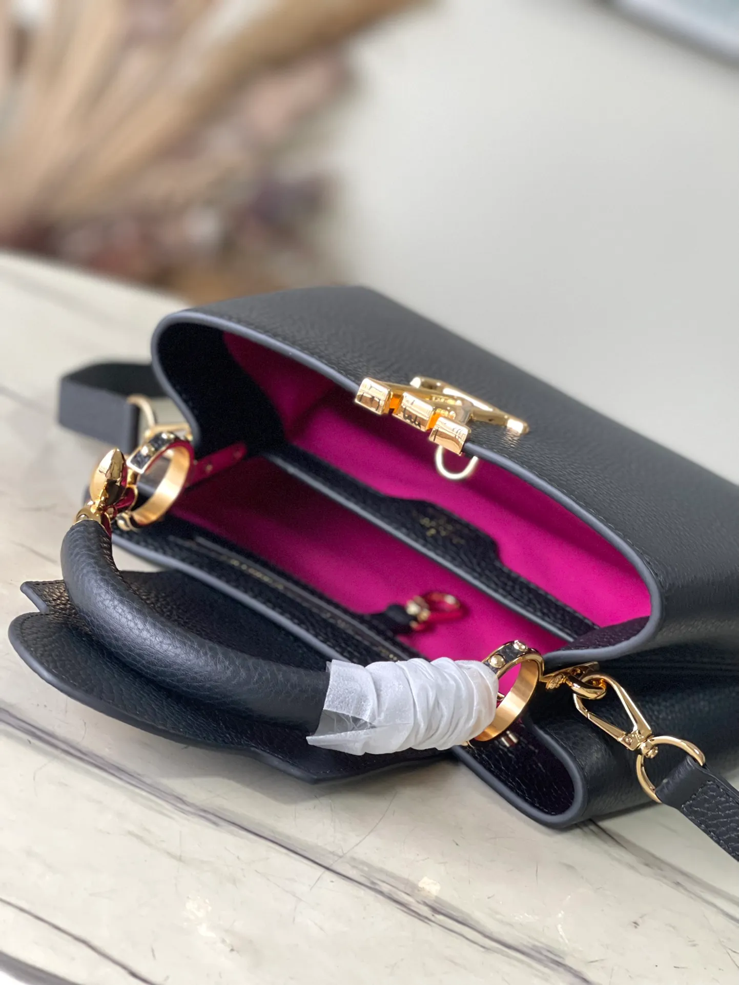 💰2360 (Special Grade Original Leather) M24698 Small Black Size This Capucines BB handbag is made of Taurillon cow leather decorated with shiny metal parts, and the LV letters are written with 3D strokes. Metal Monogram flowers bloom quietly on the rolled leather handle, subtly proving the brand's exquisite craftsmanship. The detachable and adjustable leather shoulder strap allows for comfortable shoulder carrying. Dimensions: 26.5 × 17.5 × 9 cm