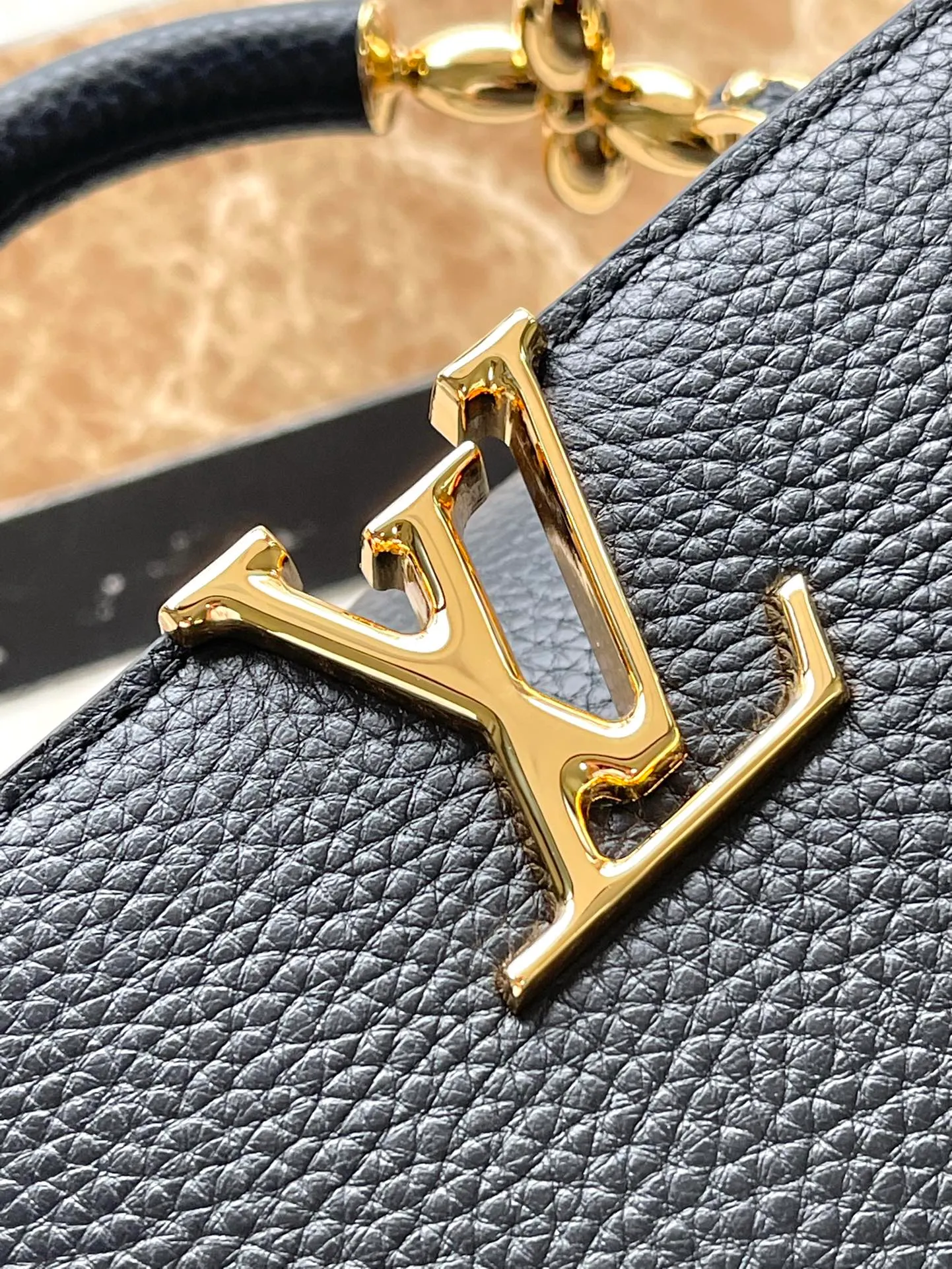 💰2360 (Special Grade Original Leather) M24698 Small Black Size This Capucines BB handbag is made of Taurillon cow leather decorated with shiny metal parts, and the LV letters are written with 3D strokes. Metal Monogram flowers bloom quietly on the rolled leather handle, subtly proving the brand's exquisite craftsmanship. The detachable and adjustable leather shoulder strap allows for comfortable shoulder carrying. Dimensions: 26.5 × 17.5 × 9 cm