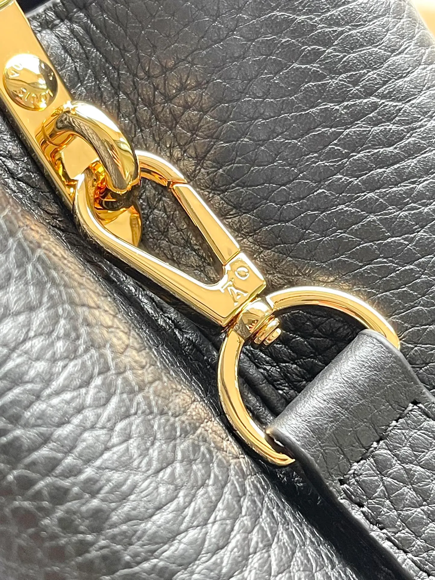 💰2360 (Special Grade Original Leather) M24698 Small Black Size This Capucines BB handbag is made of Taurillon cow leather decorated with shiny metal parts, and the LV letters are written with 3D strokes. Metal Monogram flowers bloom quietly on the rolled leather handle, subtly proving the brand's exquisite craftsmanship. The detachable and adjustable leather shoulder strap allows for comfortable shoulder carrying. Dimensions: 26.5 × 17.5 × 9 cm