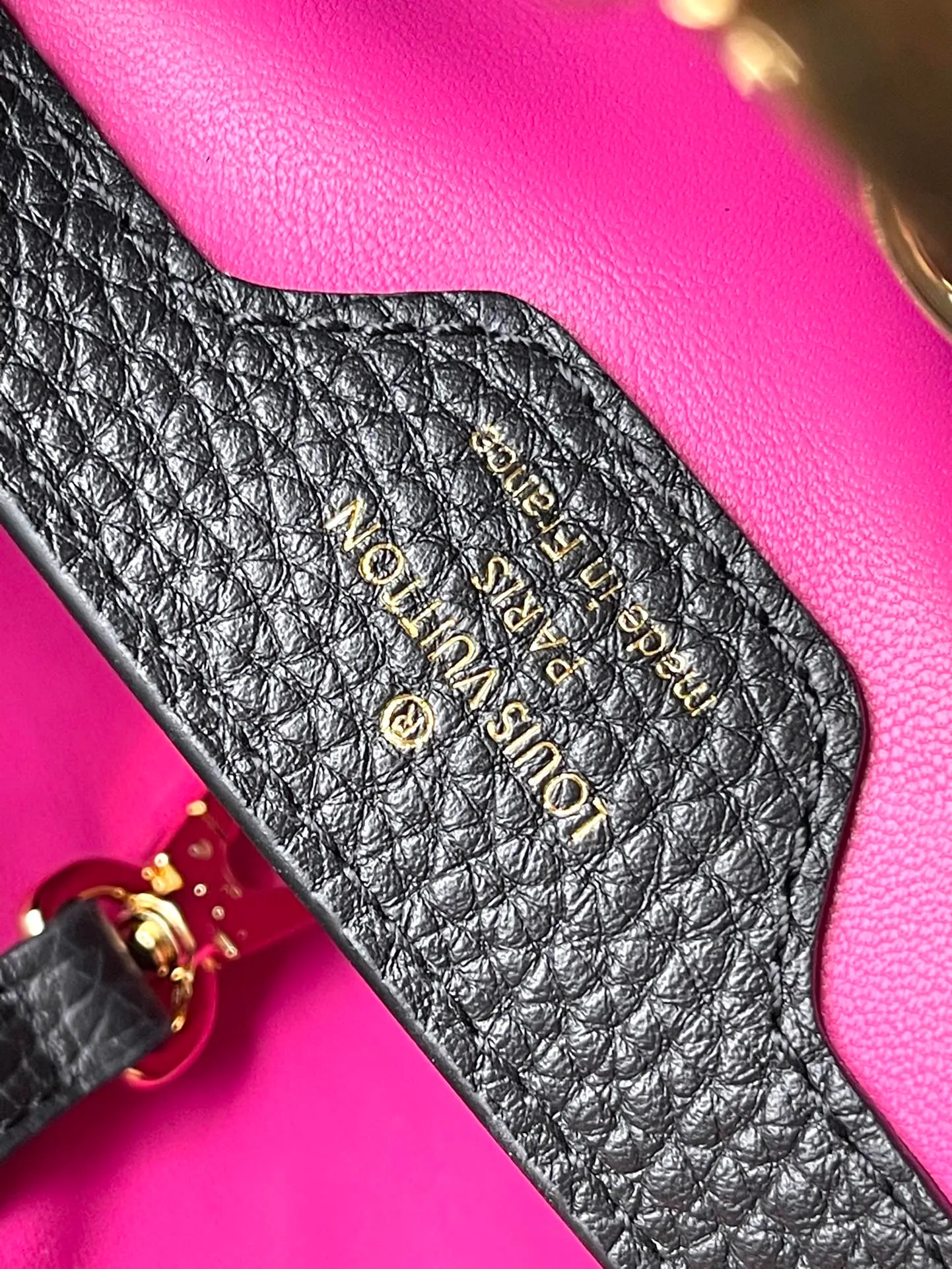 💰2360 (Special Grade Original Leather) M24698 Small Black Size This Capucines BB handbag is made of Taurillon cow leather decorated with shiny metal parts, and the LV letters are written with 3D strokes. Metal Monogram flowers bloom quietly on the rolled leather handle, subtly proving the brand's exquisite craftsmanship. The detachable and adjustable leather shoulder strap allows for comfortable shoulder carrying. Dimensions: 26.5 × 17.5 × 9 cm