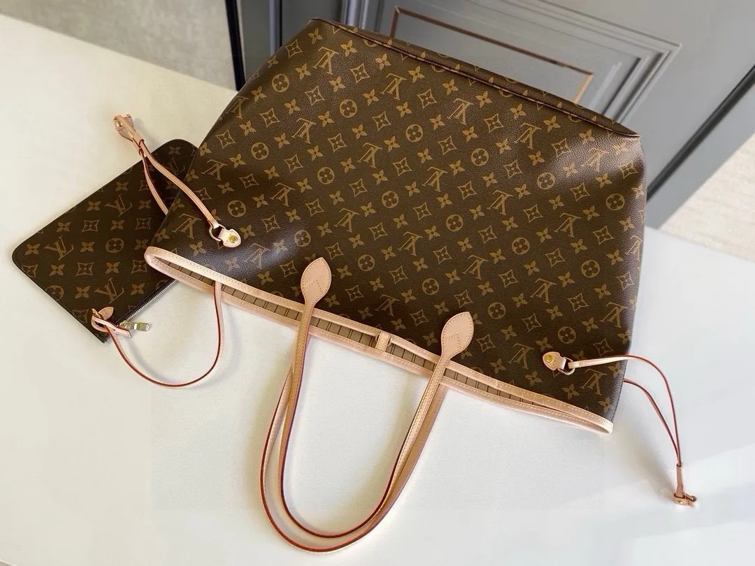 💰800 (large steel nails) top original order M40990 NEVERFULL large handbag Neverfull is a new interpretation of the classic handbag and explores the exquisite details inside the bag. Redesigned interior pockets feature fresh fabric linings and vintage details inspired by the Louis Vuitton archives, most notably the detachable zippered clutch, which can be used as a sophisticated clutch on its own or as an additional pocket. Bright lining tones add a more lively feel to Monogram's classic canvas. Detailed features 39 x 32 x 19 cm (Length x Height x Width) Redesigned interior pocket with details inspired by the Louis Vuitton archives Pockets lined with linen fabric Removable zippered clutch with tonal interior pocket Natural cowhide leather trim Shiny gold-tone hardware Handles: double handles