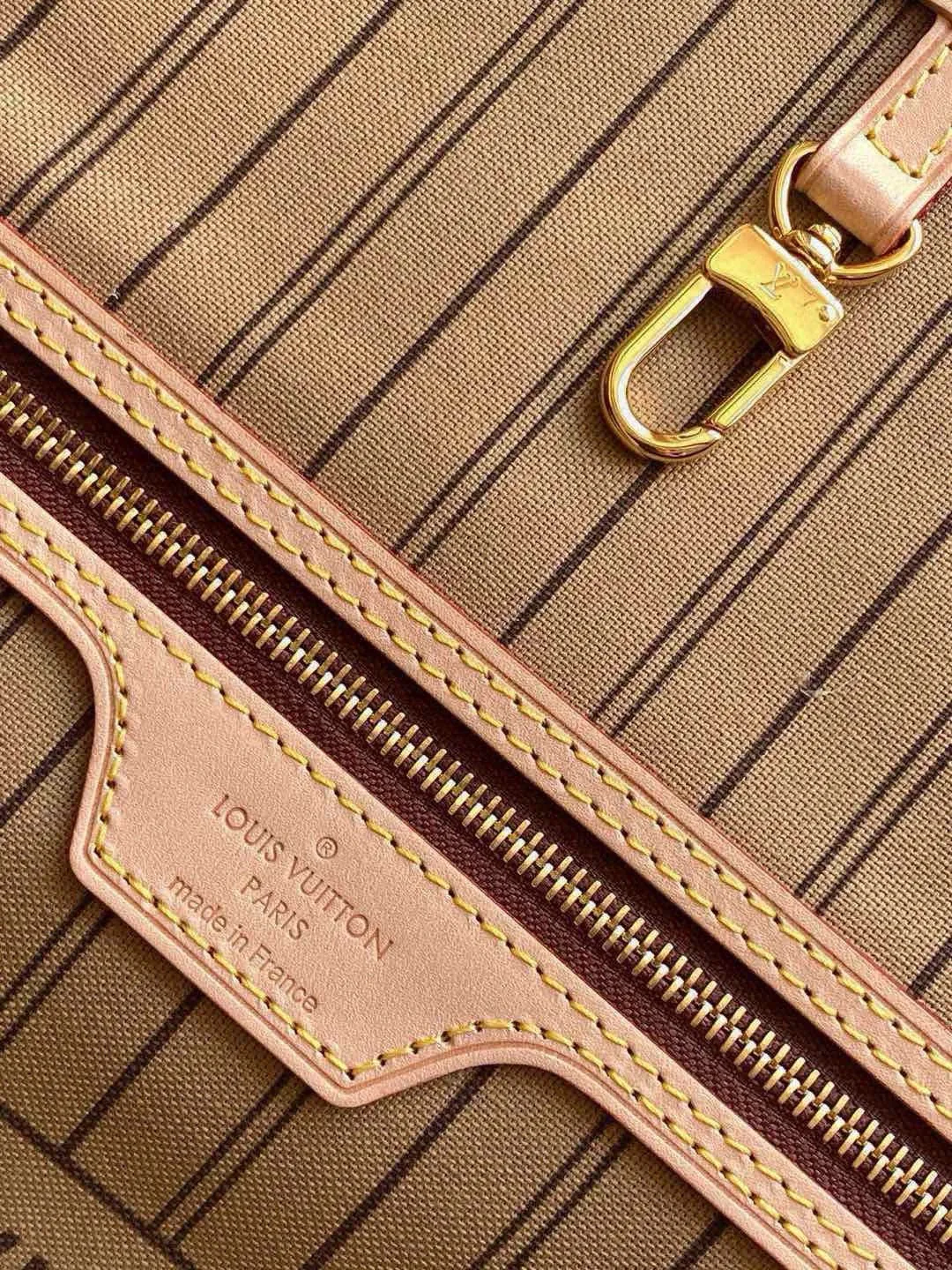 💰800 (large steel nails) top original order M40990 NEVERFULL large handbag Neverfull is a new interpretation of the classic handbag and explores the exquisite details inside the bag. Redesigned interior pockets feature fresh fabric linings and vintage details inspired by the Louis Vuitton archives, most notably the detachable zippered clutch, which can be used as a sophisticated clutch on its own or as an additional pocket. Bright lining tones add a more lively feel to Monogram's classic canvas. Detailed features 39 x 32 x 19 cm (Length x Height x Width) Redesigned interior pocket with details inspired by the Louis Vuitton archives Pockets lined with linen fabric Removable zippered clutch with tonal interior pocket Natural cowhide leather trim Shiny gold-tone hardware Handles: double handles