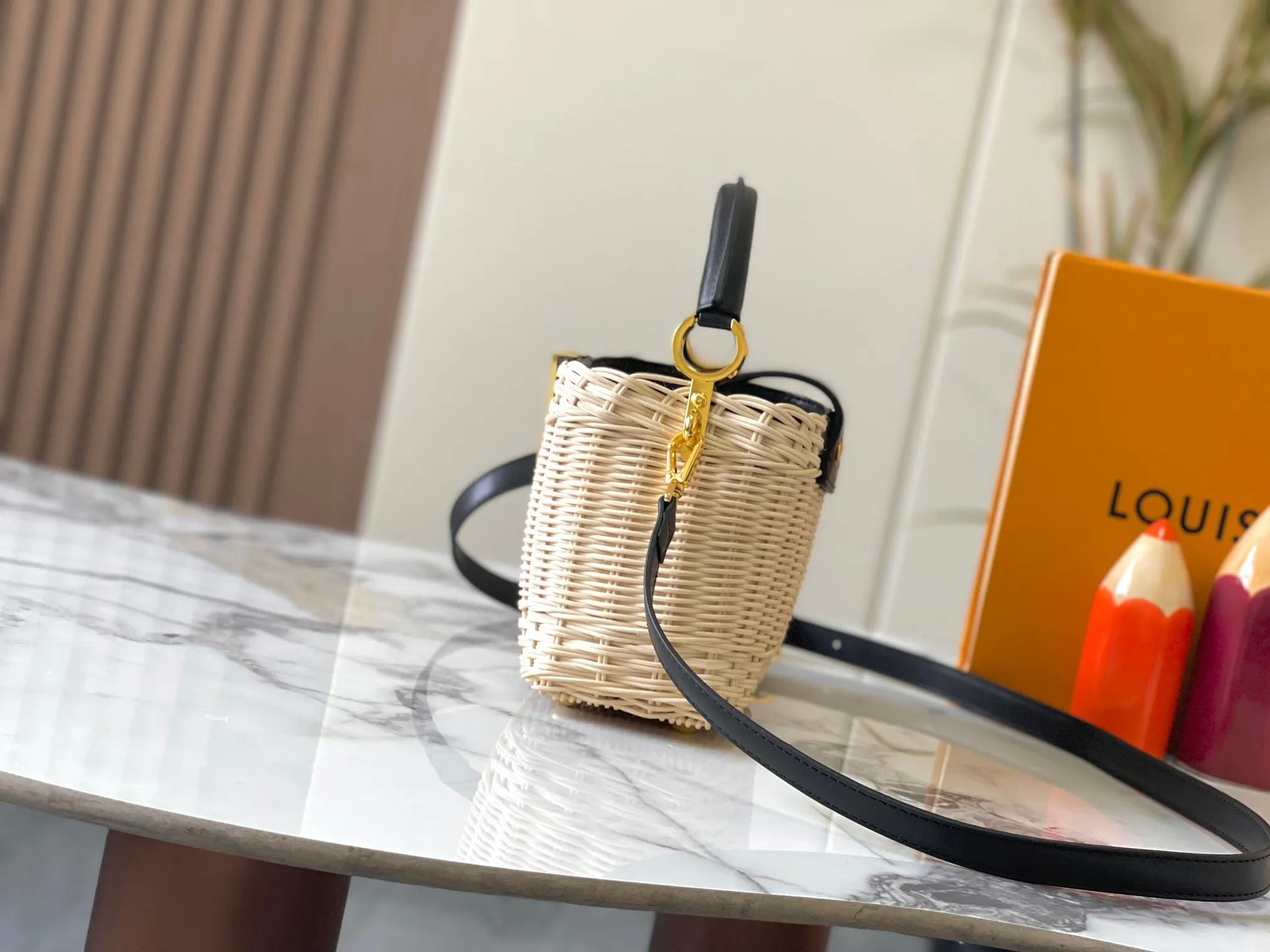 Upgraded version P660 M14365 This Capucines mini handbag has a unique rattan weaving structure that pays tribute to the Louis Vuitton picnic box design that came out in 1892. The cow leather shapes the top handle and flap, the LV letters reveal a metallic texture, and the detachable and adjustable leather shoulder strap makes it easy to carry on the shoulder. The gift box packaging provided with this product may be reasonably adjusted depending on the stock situation, and may be different from the packaging style displayed on this product page. Please refer to the actual gift box packaging style received for details. Size:21×14×8cm