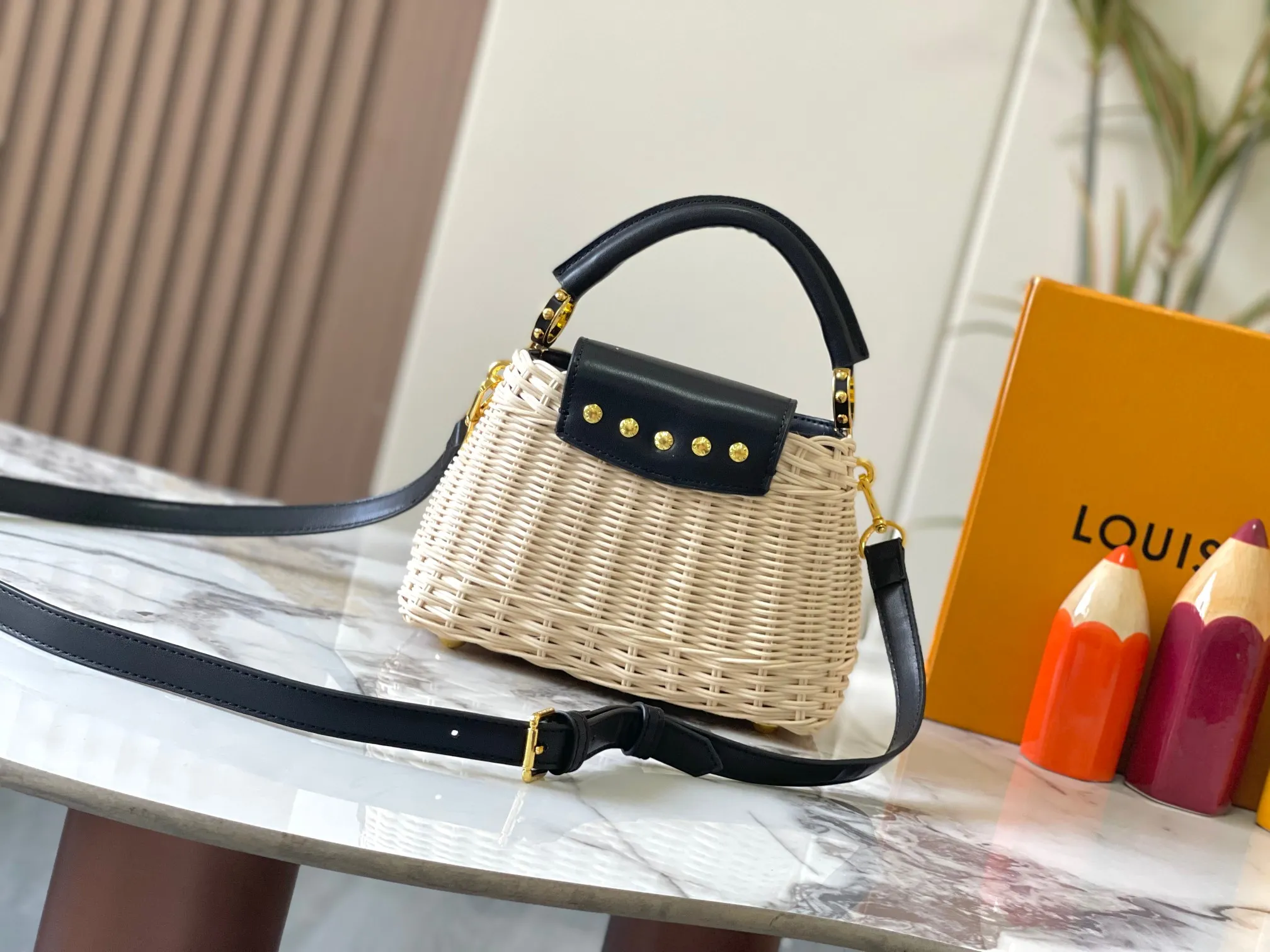Upgraded version P660 M14365 This Capucines mini handbag has a unique rattan weaving structure that pays tribute to the Louis Vuitton picnic box design that came out in 1892. The cow leather shapes the top handle and flap, the LV letters reveal a metallic texture, and the detachable and adjustable leather shoulder strap makes it easy to carry on the shoulder. The gift box packaging provided with this product may be reasonably adjusted depending on the stock situation, and may be different from the packaging style displayed on this product page. Please refer to the actual gift box packaging style received for details. Size:21×14×8cm
