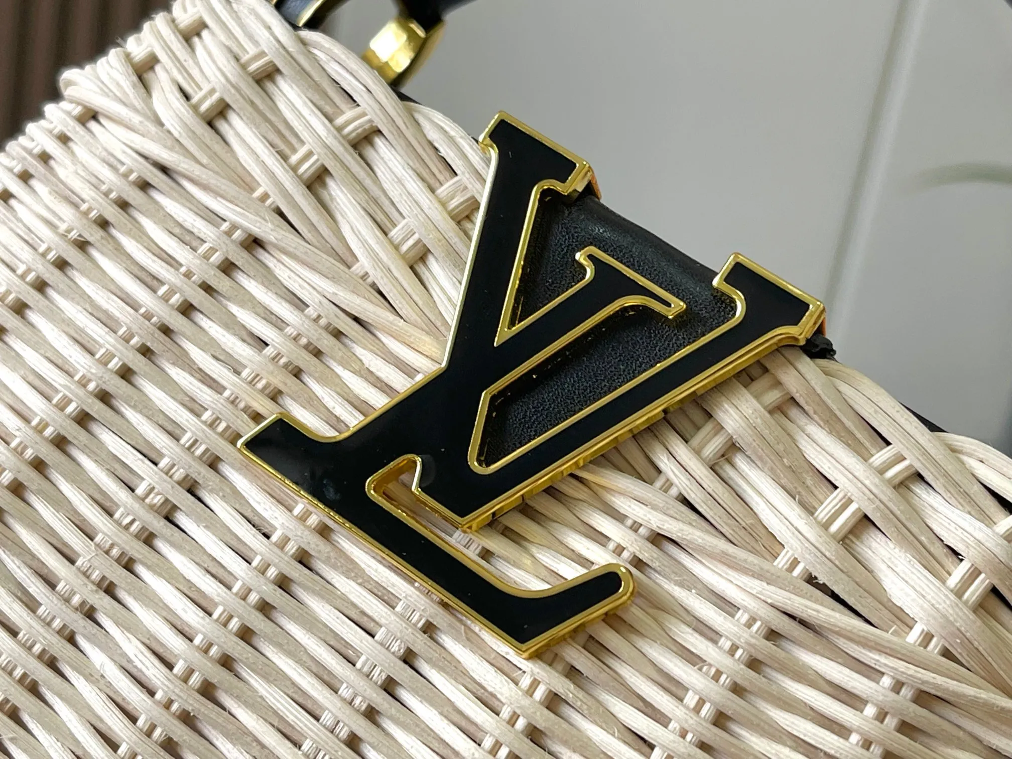 Upgraded version P660 M14365 This Capucines mini handbag has a unique rattan weaving structure that pays tribute to the Louis Vuitton picnic box design that came out in 1892. The cow leather shapes the top handle and flap, the LV letters reveal a metallic texture, and the detachable and adjustable leather shoulder strap makes it easy to carry on the shoulder. The gift box packaging provided with this product may be reasonably adjusted depending on the stock situation, and may be different from the packaging style displayed on this product page. Please refer to the actual gift box packaging style received for details. Size:21×14×8cm