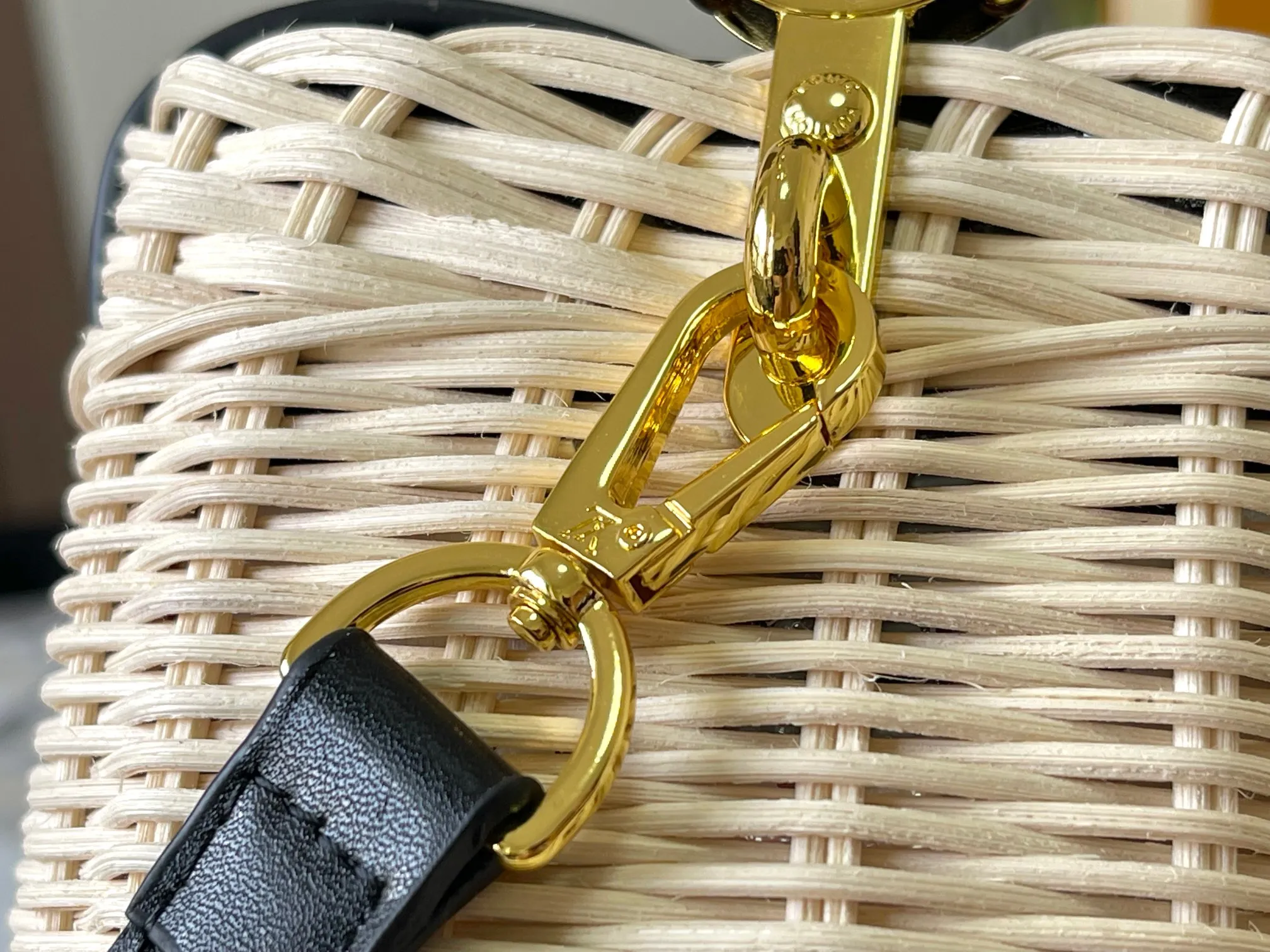 Upgraded version P660 M14365 This Capucines mini handbag has a unique rattan weaving structure that pays tribute to the Louis Vuitton picnic box design that came out in 1892. The cow leather shapes the top handle and flap, the LV letters reveal a metallic texture, and the detachable and adjustable leather shoulder strap makes it easy to carry on the shoulder. The gift box packaging provided with this product may be reasonably adjusted depending on the stock situation, and may be different from the packaging style displayed on this product page. Please refer to the actual gift box packaging style received for details. Size:21×14×8cm