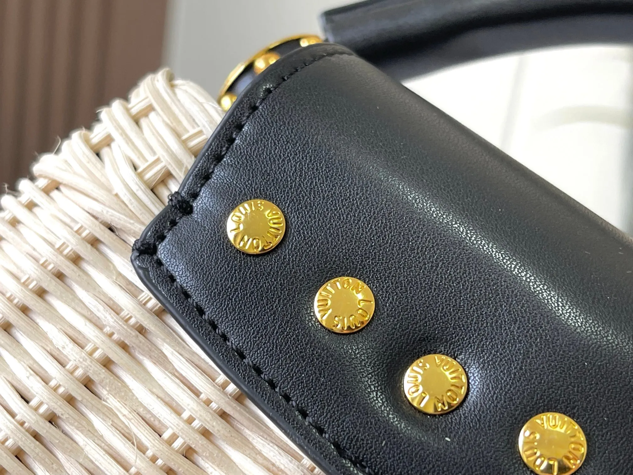 Upgraded version P660 M14365 This Capucines mini handbag has a unique rattan weaving structure that pays tribute to the Louis Vuitton picnic box design that came out in 1892. The cow leather shapes the top handle and flap, the LV letters reveal a metallic texture, and the detachable and adjustable leather shoulder strap makes it easy to carry on the shoulder. The gift box packaging provided with this product may be reasonably adjusted depending on the stock situation, and may be different from the packaging style displayed on this product page. Please refer to the actual gift box packaging style received for details. Size:21×14×8cm
