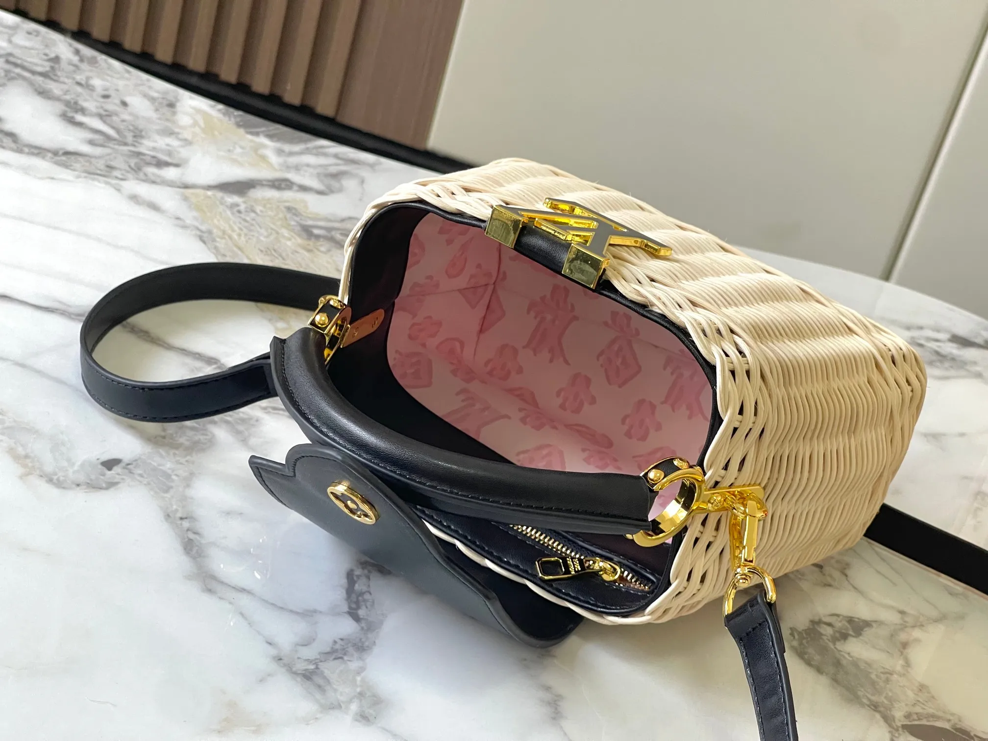 Upgraded version P660 M14365 This Capucines mini handbag has a unique rattan weaving structure that pays tribute to the Louis Vuitton picnic box design that came out in 1892. The cow leather shapes the top handle and flap, the LV letters reveal a metallic texture, and the detachable and adjustable leather shoulder strap makes it easy to carry on the shoulder. The gift box packaging provided with this product may be reasonably adjusted depending on the stock situation, and may be different from the packaging style displayed on this product page. Please refer to the actual gift box packaging style received for details. Size:21×14×8cm
