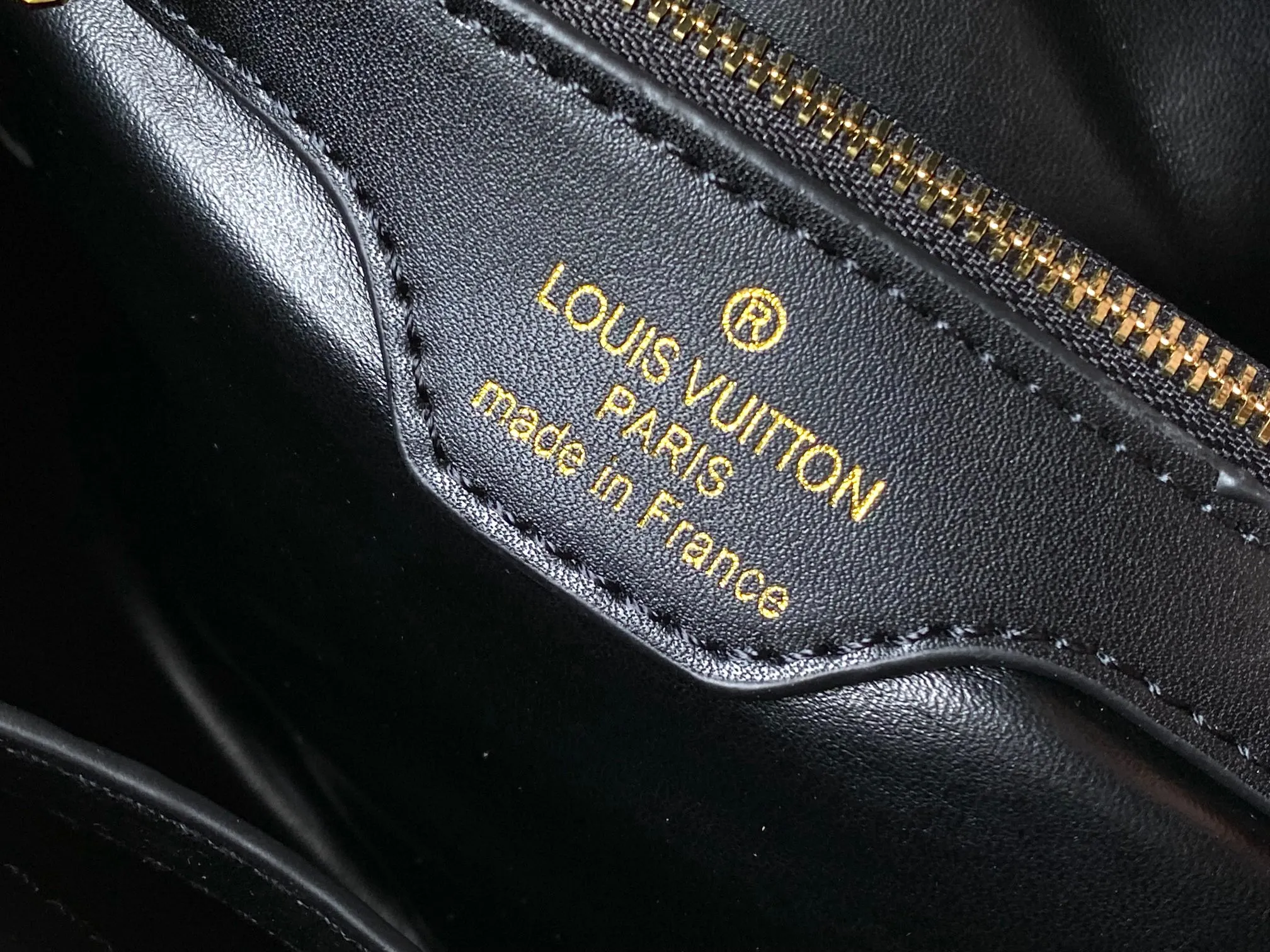 Upgraded version P660 M14365 This Capucines mini handbag has a unique rattan weaving structure that pays tribute to the Louis Vuitton picnic box design that came out in 1892. The cow leather shapes the top handle and flap, the LV letters reveal a metallic texture, and the detachable and adjustable leather shoulder strap makes it easy to carry on the shoulder. The gift box packaging provided with this product may be reasonably adjusted depending on the stock situation, and may be different from the packaging style displayed on this product page. Please refer to the actual gift box packaging style received for details. Size:21×14×8cm