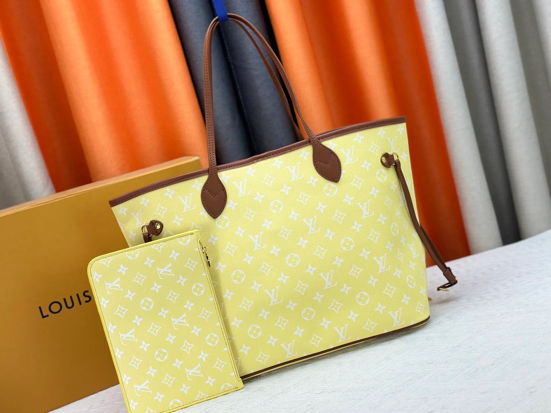 P280 Upgraded Original M45685 M40995 Neverfull handbags always meet your various handbag needs. It has a large capacity but is not bulky. It is stiff and soft to the touch, making it suitable for home and travel. Tighten the side ties and it instantly transforms into a stylish urban handbag. Loosen the straps and it transforms into a chic and practical handbag. The slender leather handle can be carried over the shoulder or between the arms. The model shown here is made of Damier Ebène canvas. Dimensions: 31.0 x 28.0 x 14.0 cm