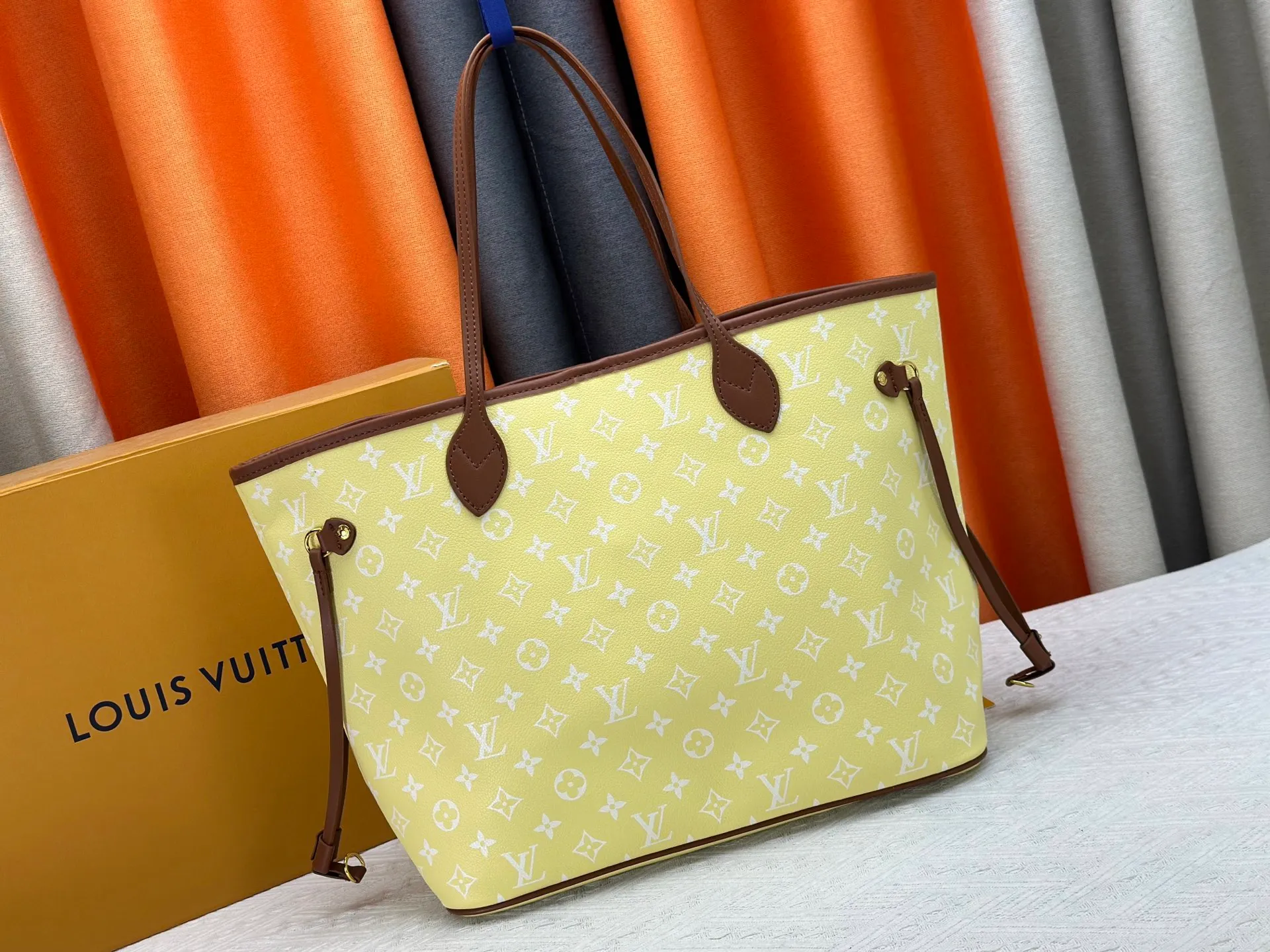 P280 Upgraded Original M45685 M40995 Neverfull handbags always meet your various handbag needs. It has a large capacity but is not bulky. It is stiff and soft to the touch, making it suitable for home and travel. Tighten the side ties and it instantly transforms into a stylish urban handbag. Loosen the straps and it transforms into a chic and practical handbag. The slender leather handle can be carried over the shoulder or between the arms. The model shown here is made of Damier Ebène canvas. Dimensions: 31.0 x 28.0 x 14.0 cm