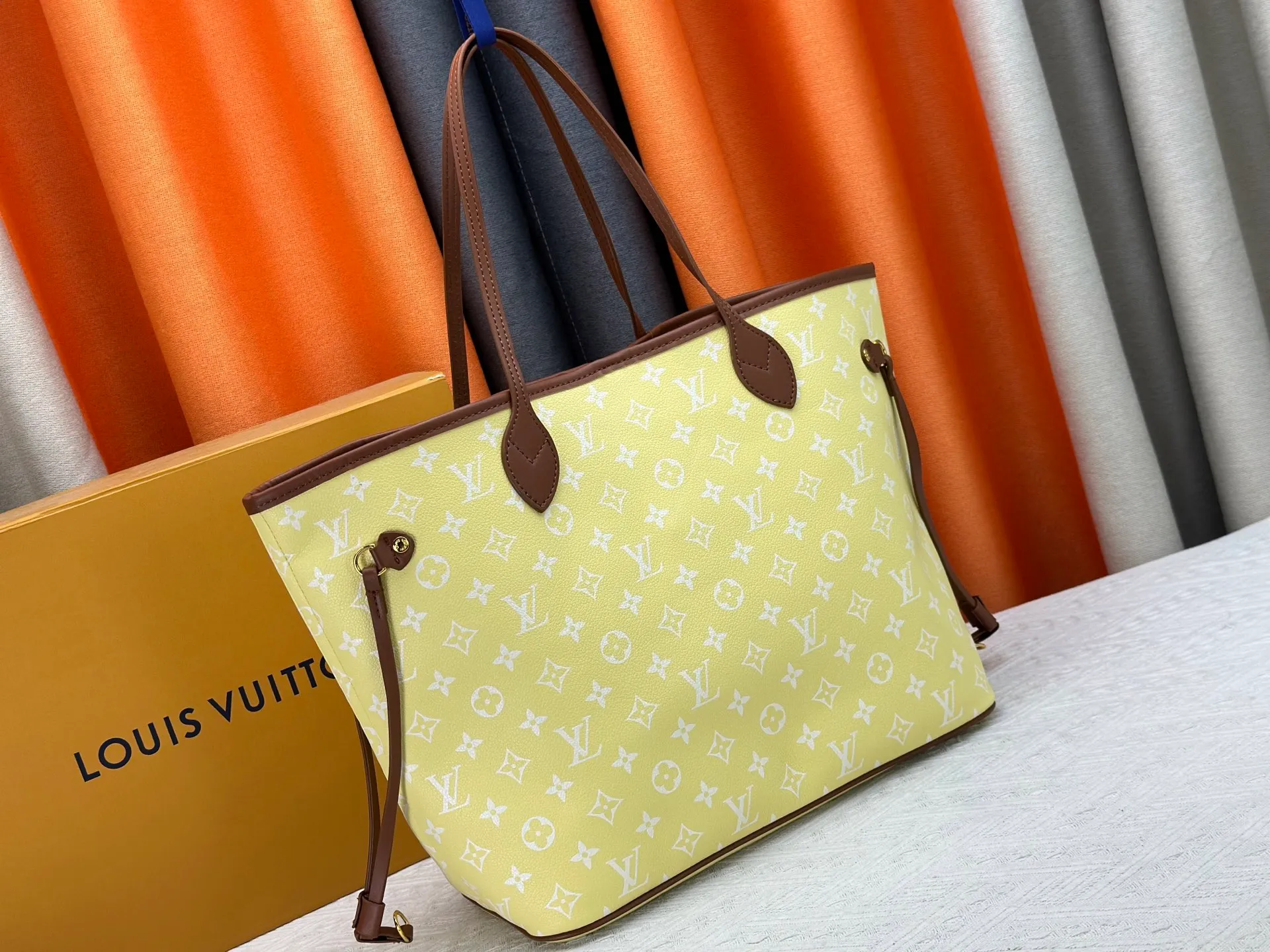 P280 Upgraded Original M45685 M40995 Neverfull handbags always meet your various handbag needs. It has a large capacity but is not bulky. It is stiff and soft to the touch, making it suitable for home and travel. Tighten the side ties and it instantly transforms into a stylish urban handbag. Loosen the straps and it transforms into a chic and practical handbag. The slender leather handle can be carried over the shoulder or between the arms. The model shown here is made of Damier Ebène canvas. Dimensions: 31.0 x 28.0 x 14.0 cm