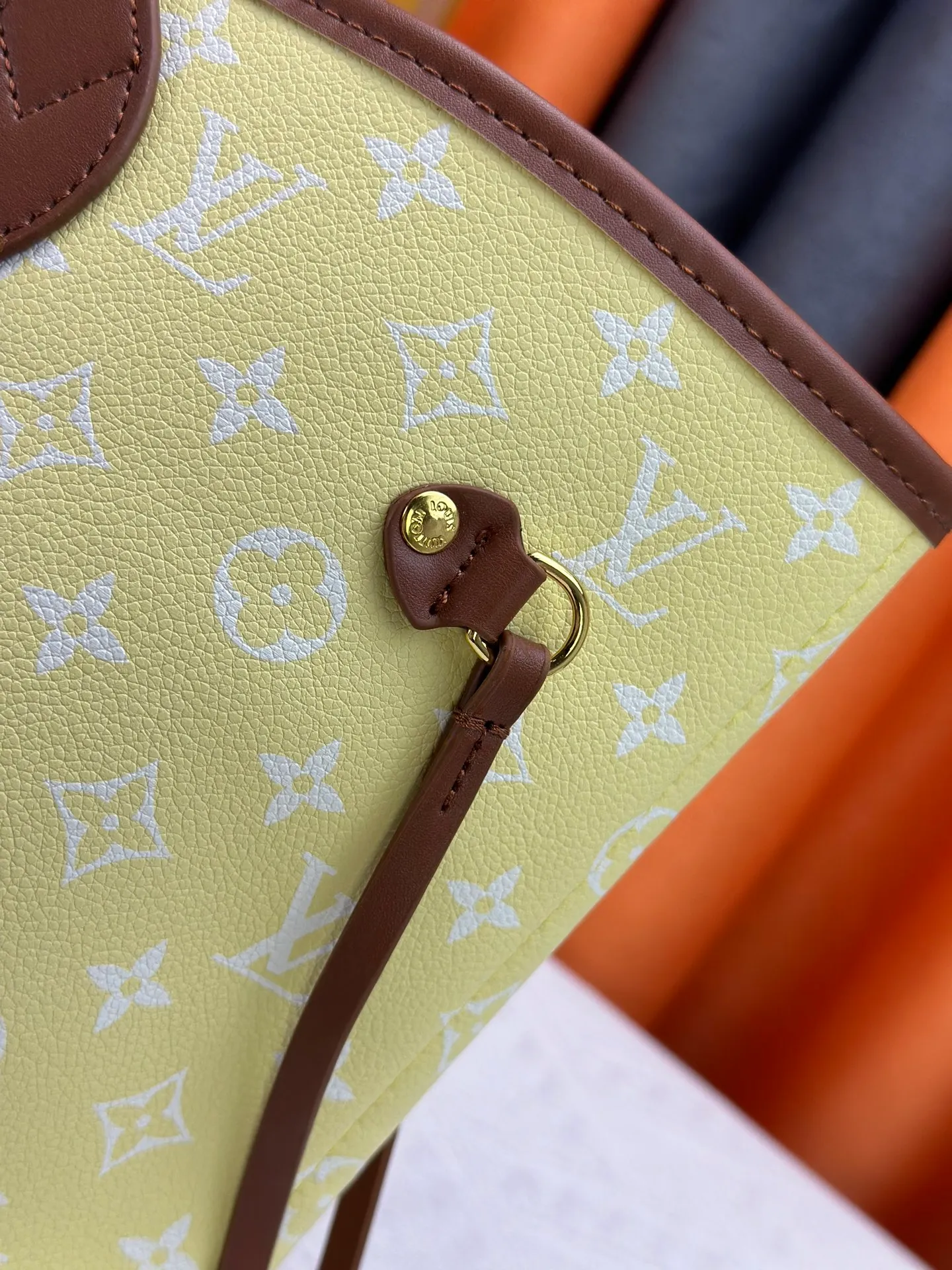 P280 Upgraded Original M45685 M40995 Neverfull handbags always meet your various handbag needs. It has a large capacity but is not bulky. It is stiff and soft to the touch, making it suitable for home and travel. Tighten the side ties and it instantly transforms into a stylish urban handbag. Loosen the straps and it transforms into a chic and practical handbag. The slender leather handle can be carried over the shoulder or between the arms. The model shown here is made of Damier Ebène canvas. Dimensions: 31.0 x 28.0 x 14.0 cm