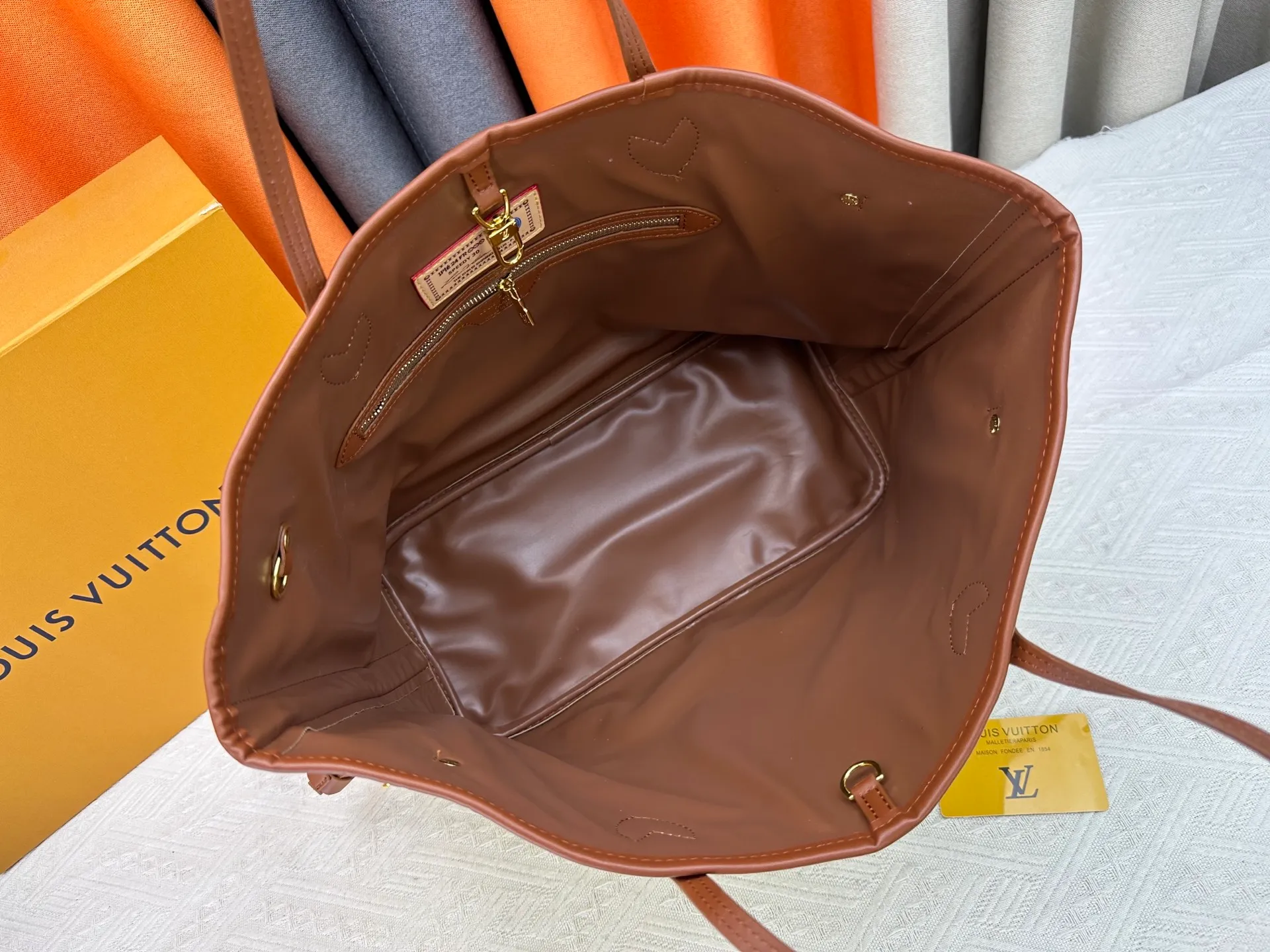 P280 Upgraded Original M45685 M40995 Neverfull handbags always meet your various handbag needs. It has a large capacity but is not bulky. It is stiff and soft to the touch, making it suitable for home and travel. Tighten the side ties and it instantly transforms into a stylish urban handbag. Loosen the straps and it transforms into a chic and practical handbag. The slender leather handle can be carried over the shoulder or between the arms. The model shown here is made of Damier Ebène canvas. Dimensions: 31.0 x 28.0 x 14.0 cm