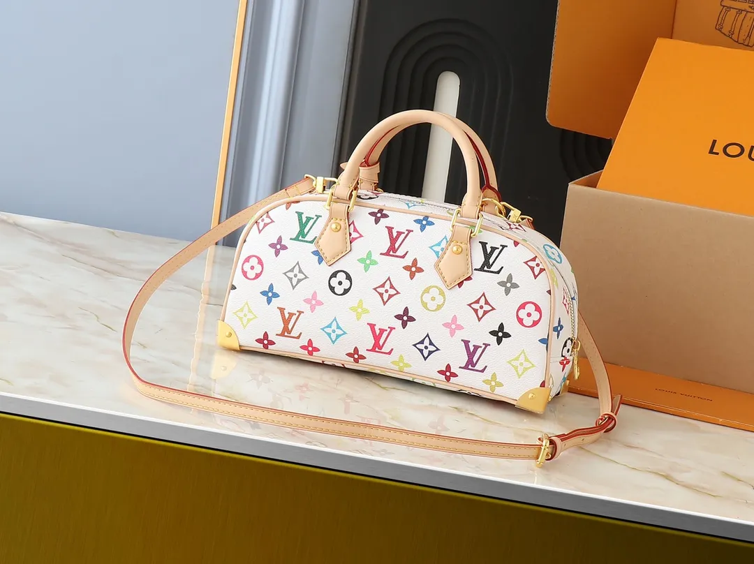 💰300💰Upgraded from original M13084. This Handbag East West handbag is from the Louis Vuitton Sleek horizontal construction lines the top handle, studded side straps, detachable and adjustable shoulder strap and LV x TM key holder, with cowhide leather details and sophisticated corners that nod to the brand's traditional luggage. Dimensions: 27.0 x 14.0 x 10.0 cm (length x height x width)