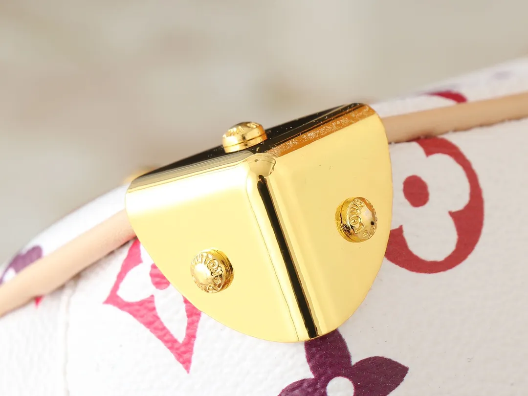 💰300💰Upgraded from original M13084. This Handbag East West handbag is from the Louis Vuitton Sleek horizontal construction lines the top handle, studded side straps, detachable and adjustable shoulder strap and LV x TM key holder, with cowhide leather details and sophisticated corners that nod to the brand's traditional luggage. Dimensions: 27.0 x 14.0 x 10.0 cm (length x height x width)