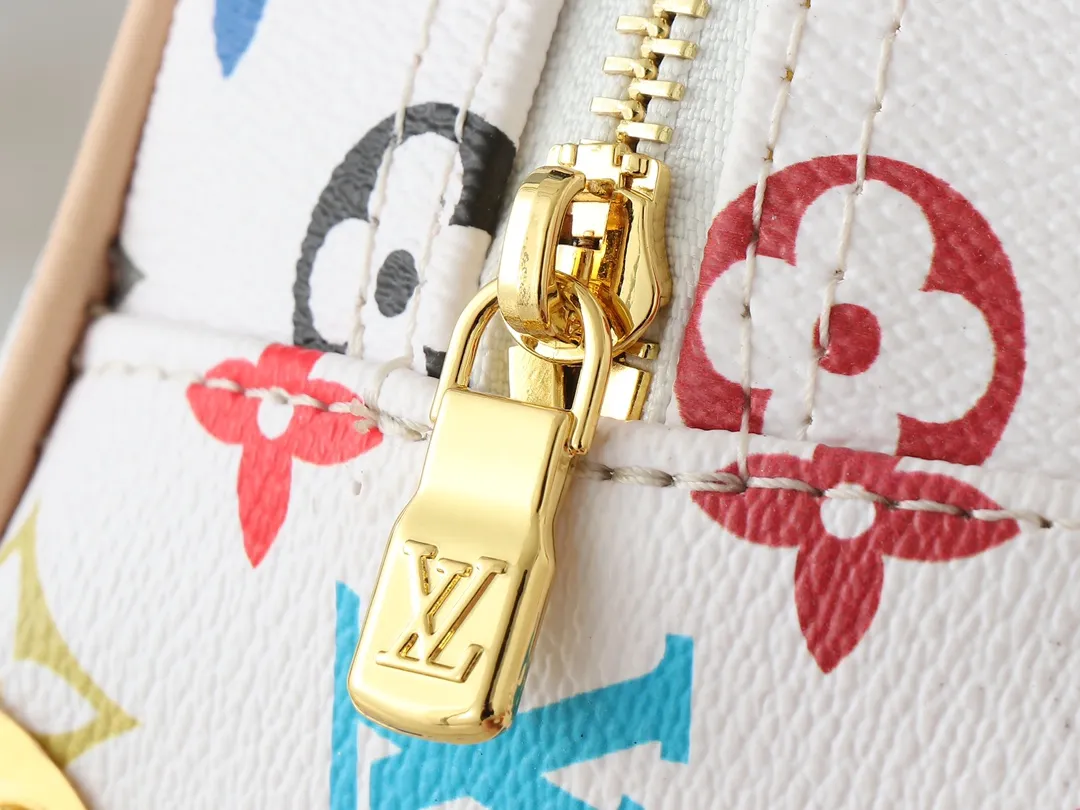 💰300💰Upgraded from original M13084. This Handbag East West handbag is from the Louis Vuitton Sleek horizontal construction lines the top handle, studded side straps, detachable and adjustable shoulder strap and LV x TM key holder, with cowhide leather details and sophisticated corners that nod to the brand's traditional luggage. Dimensions: 27.0 x 14.0 x 10.0 cm (length x height x width)
