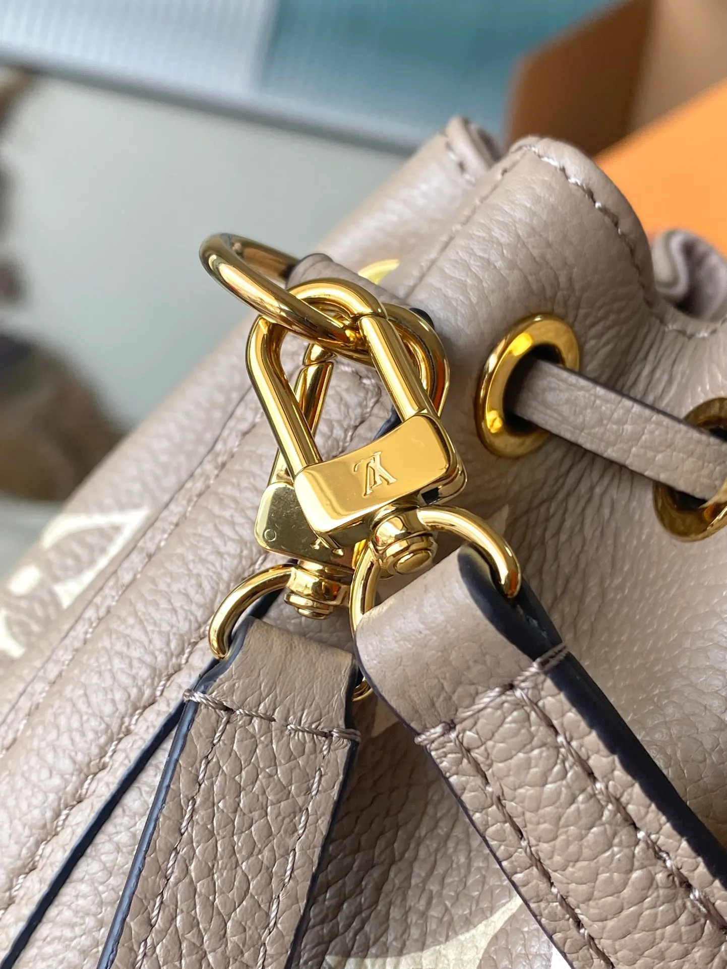 💰740 (top layer leather) top original order M46291 gray. Support counter inspection. Photos taken of duty-free goods are consistent with the product without unpacking. This product is an exclusive duty-free product in the market and is the highest-end product. Inspection is supported. This product has passed strict inspection and is flawless. Please wear gloves when touching the product. This product is not returnable or exchangeable. Please confirm the product first and then remove the label on the handle. This product is temporarily not open to the public, only regular customers, and is in short supply. Dimensions: 13 x 16 x 10 cm