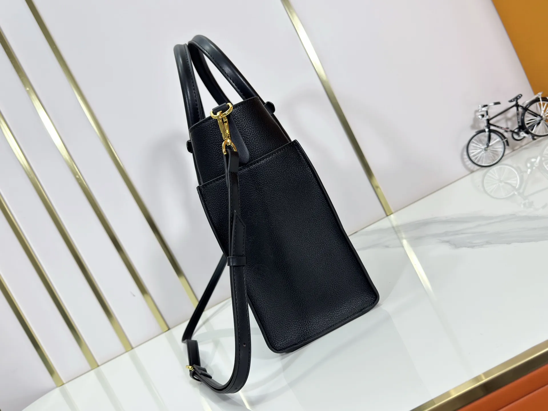 P340 upgraded original M53826 M53825 M53824 M53823On My Side handbag shows the elegant fusion of calfskin and classic Monogram canvas. Contrasting canvas shapes the large outer pocket, creating a trompe l'oeil effect as if two handbags merge into one. Plenty of space can easily accommodate office needs, and the adjustable shoulder strap allows for a cross-body style. Dimensions: 30.5 x 24.5 x 14 cm (Length x Height x Width) - Calfskin and Monogram coated canvas - Cowhide leather trim - Microfiber lining - 2 top handles for hand or elbow carry - Adjustable shoulder strap for shoulder or cross-body wear - Lock closure - 2 outer pockets with magnetic closure - Zip pocket - 1 patch pocket