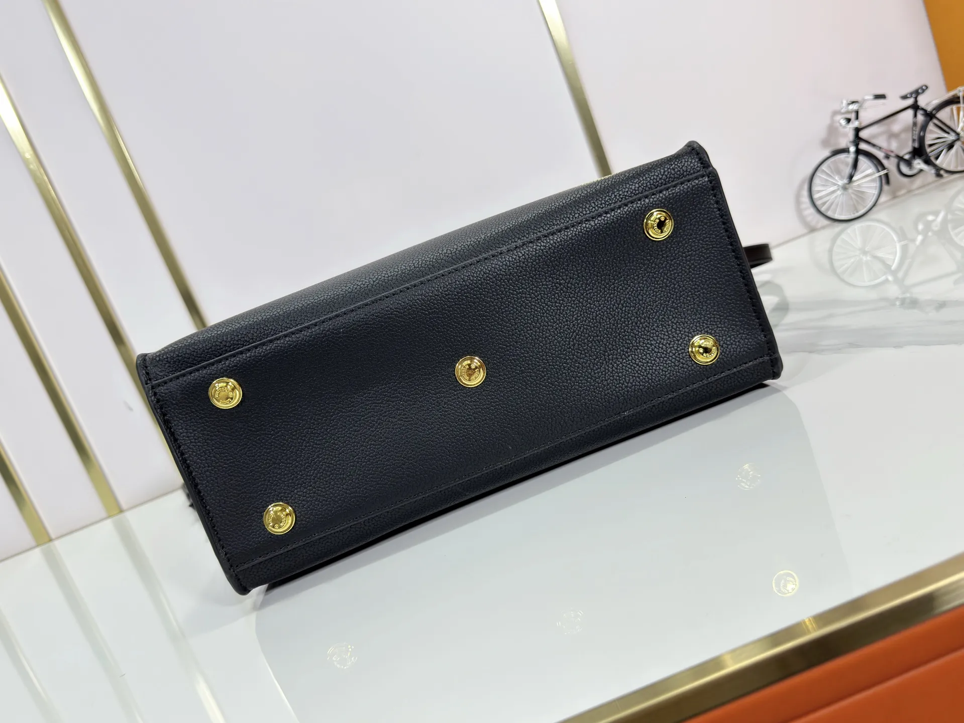 P340 upgraded original M53826 M53825 M53824 M53823On My Side handbag shows the elegant fusion of calfskin and classic Monogram canvas. Contrasting canvas shapes the large outer pocket, creating a trompe l'oeil effect as if two handbags merge into one. Plenty of space can easily accommodate office needs, and the adjustable shoulder strap allows for a cross-body style. Dimensions: 30.5 x 24.5 x 14 cm (Length x Height x Width) - Calfskin and Monogram coated canvas - Cowhide leather trim - Microfiber lining - 2 top handles for hand or elbow carry - Adjustable shoulder strap for shoulder or cross-body wear - Lock closure - 2 outer pockets with magnetic closure - Zip pocket - 1 patch pocket