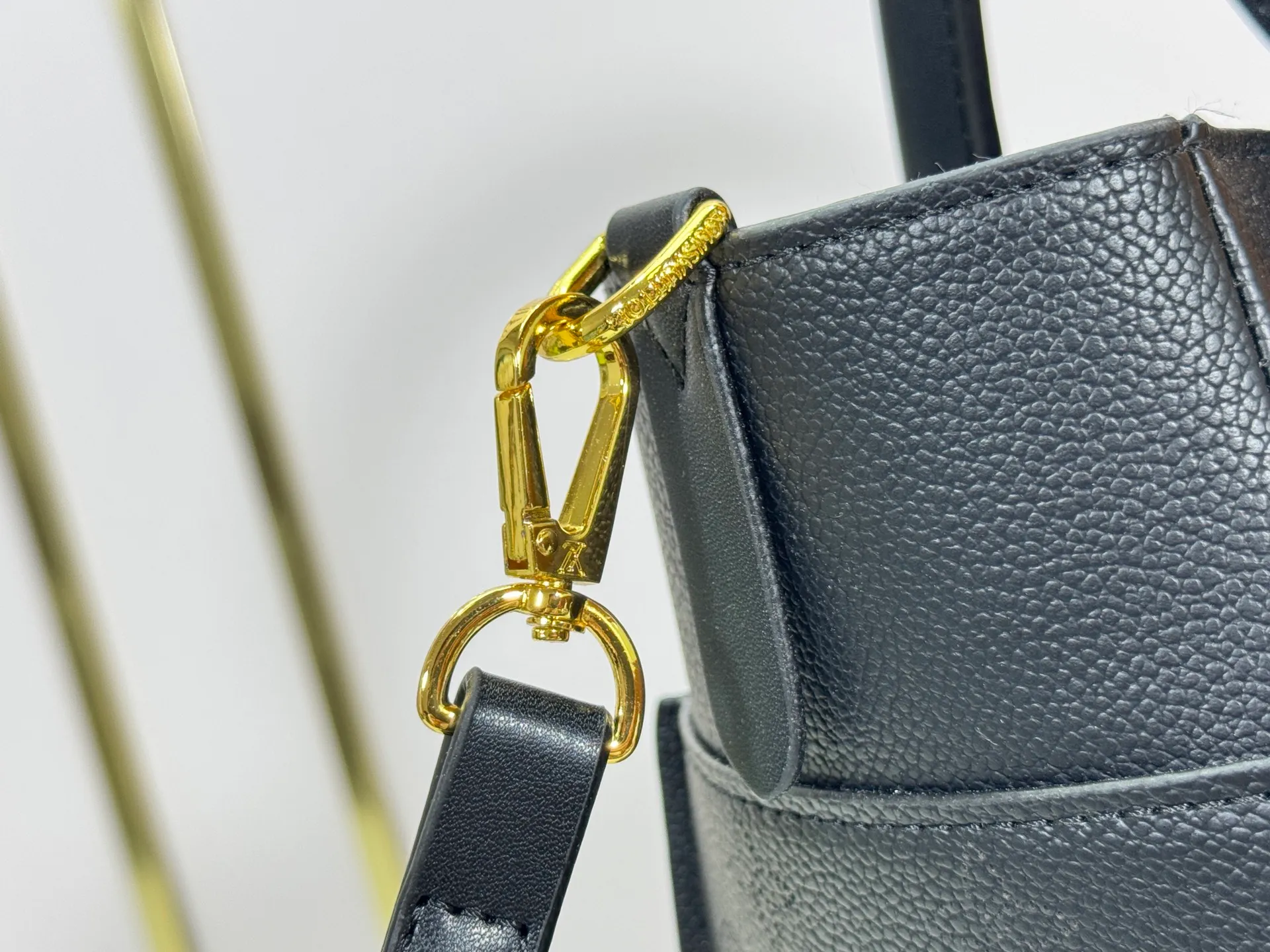 P340 upgraded original M53826 M53825 M53824 M53823On My Side handbag shows the elegant fusion of calfskin and classic Monogram canvas. Contrasting canvas shapes the large outer pocket, creating a trompe l'oeil effect as if two handbags merge into one. Plenty of space can easily accommodate office needs, and the adjustable shoulder strap allows for a cross-body style. Dimensions: 30.5 x 24.5 x 14 cm (Length x Height x Width) - Calfskin and Monogram coated canvas - Cowhide leather trim - Microfiber lining - 2 top handles for hand or elbow carry - Adjustable shoulder strap for shoulder or cross-body wear - Lock closure - 2 outer pockets with magnetic closure - Zip pocket - 1 patch pocket
