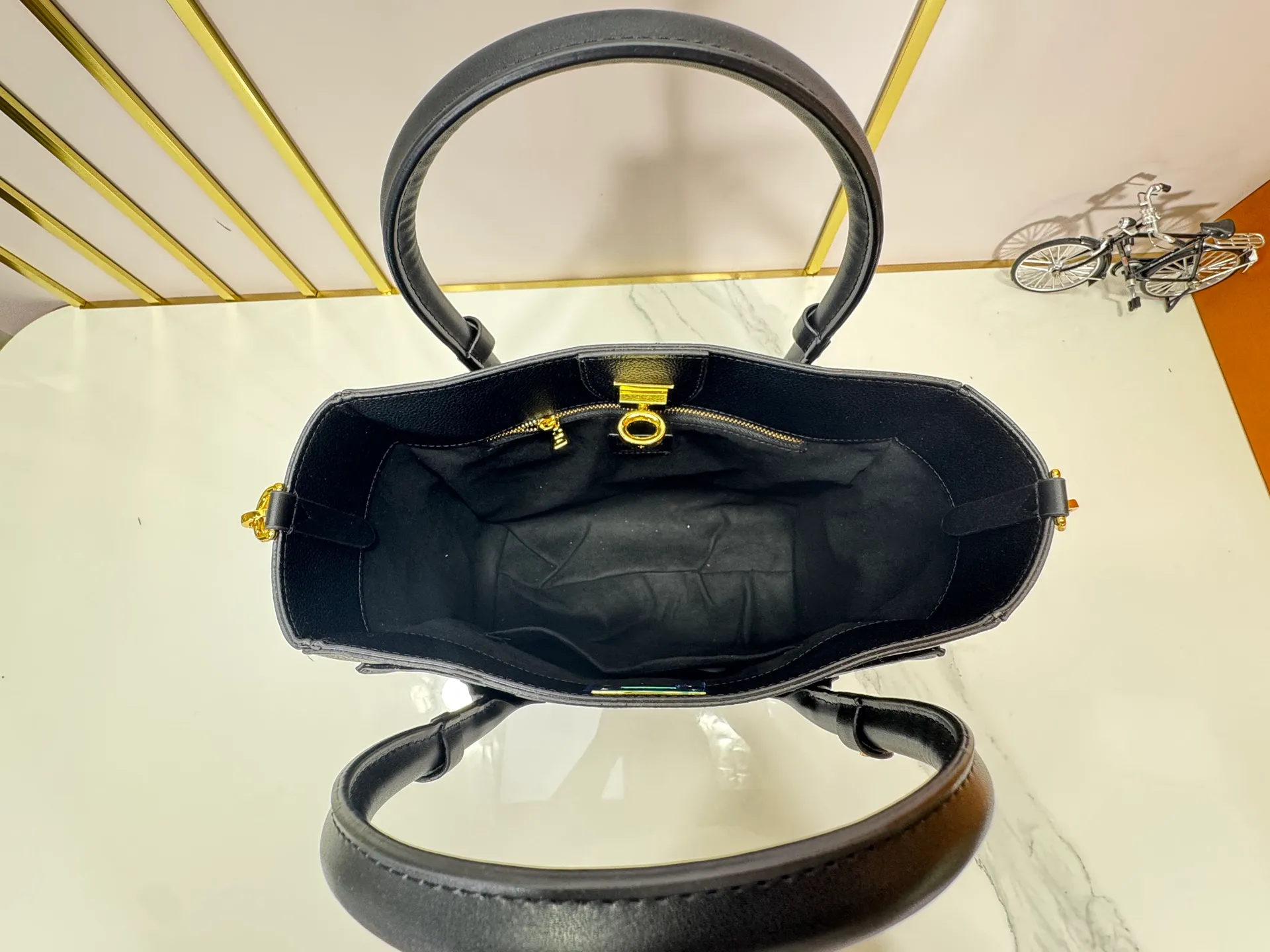 P340 upgraded original M53826 M53825 M53824 M53823On My Side handbag shows the elegant fusion of calfskin and classic Monogram canvas. Contrasting canvas shapes the large outer pocket, creating a trompe l'oeil effect as if two handbags merge into one. Plenty of space can easily accommodate office needs, and the adjustable shoulder strap allows for a cross-body style. Dimensions: 30.5 x 24.5 x 14 cm (Length x Height x Width) - Calfskin and Monogram coated canvas - Cowhide leather trim - Microfiber lining - 2 top handles for hand or elbow carry - Adjustable shoulder strap for shoulder or cross-body wear - Lock closure - 2 outer pockets with magnetic closure - Zip pocket - 1 patch pocket