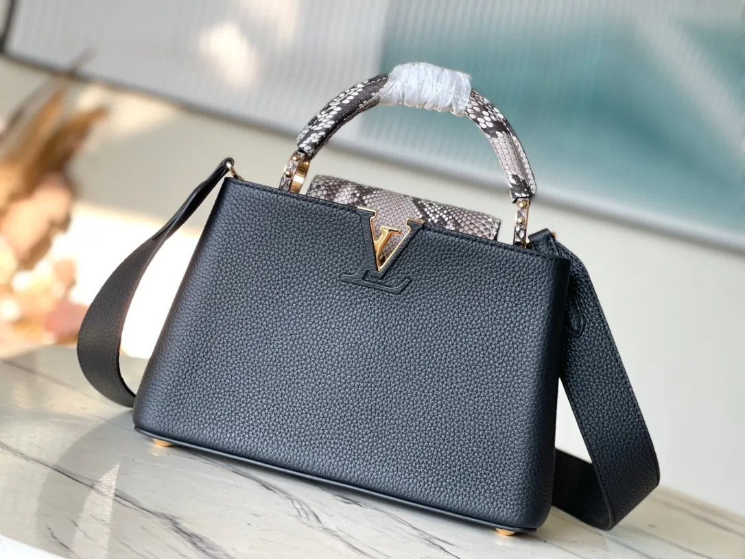 💰2460 (Special Grade Original Leather) N99387/M48865 Black Snake Shoulder This Capucines BB handbag is made of full-grain Taurillon leather and has a sophisticated structure. It has a top handle, a two-way flap and a logo outlined in python snakeskin, making it a gorgeous choice for both day and night. The detachable wide shoulder strap can be carried on the shoulder or cross-body for a edgy look. Size: 27 *18*9cm