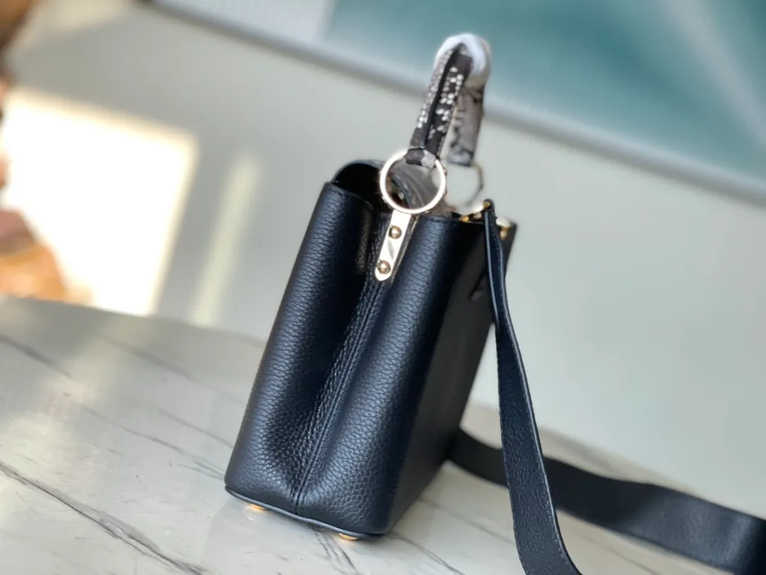 💰2460 (Special Grade Original Leather) N99387/M48865 Black Snake Shoulder This Capucines BB handbag is made of full-grain Taurillon leather and has a sophisticated structure. It has a top handle, a two-way flap and a logo outlined in python snakeskin, making it a gorgeous choice for both day and night. The detachable wide shoulder strap can be carried on the shoulder or cross-body for a edgy look. Size: 27 *18*9cm