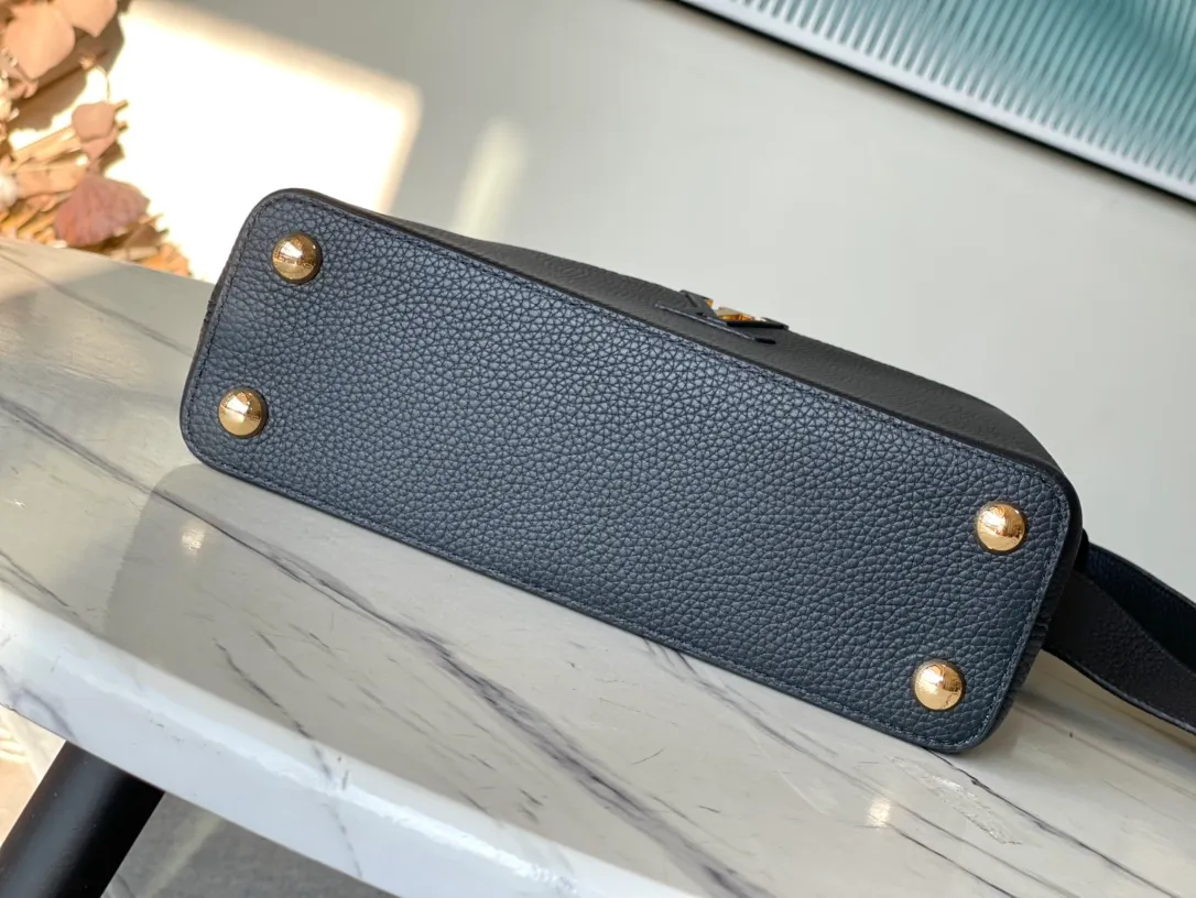 💰2460 (Special Grade Original Leather) N99387/M48865 Black Snake Shoulder This Capucines BB handbag is made of full-grain Taurillon leather and has a sophisticated structure. It has a top handle, a two-way flap and a logo outlined in python snakeskin, making it a gorgeous choice for both day and night. The detachable wide shoulder strap can be carried on the shoulder or cross-body for a edgy look. Size: 27 *18*9cm