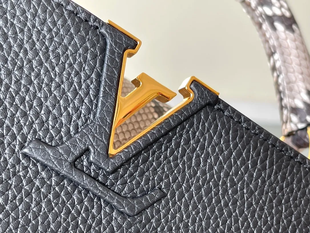 💰2460 (Special Grade Original Leather) N99387/M48865 Black Snake Shoulder This Capucines BB handbag is made of full-grain Taurillon leather and has a sophisticated structure. It has a top handle, a two-way flap and a logo outlined in python snakeskin, making it a gorgeous choice for both day and night. The detachable wide shoulder strap can be carried on the shoulder or cross-body for a edgy look. Size: 27 *18*9cm