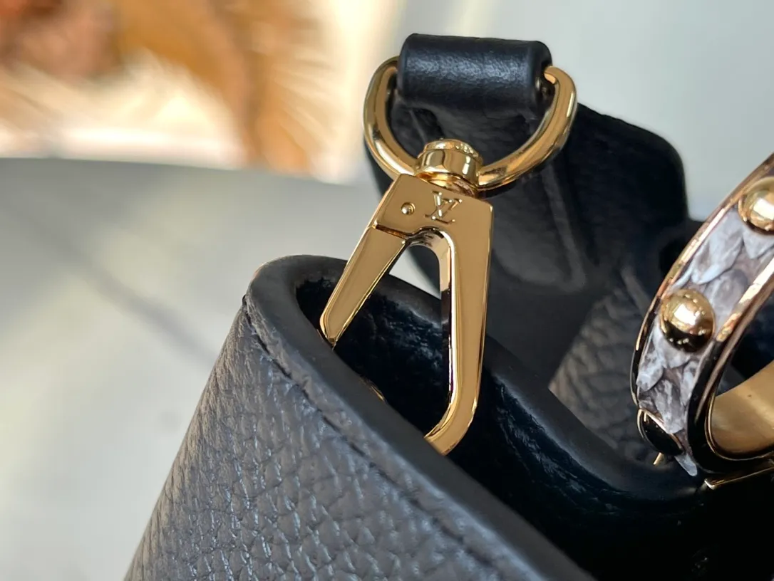 💰2460 (Special Grade Original Leather) N99387/M48865 Black Snake Shoulder This Capucines BB handbag is made of full-grain Taurillon leather and has a sophisticated structure. It has a top handle, a two-way flap and a logo outlined in python snakeskin, making it a gorgeous choice for both day and night. The detachable wide shoulder strap can be carried on the shoulder or cross-body for a edgy look. Size: 27 *18*9cm
