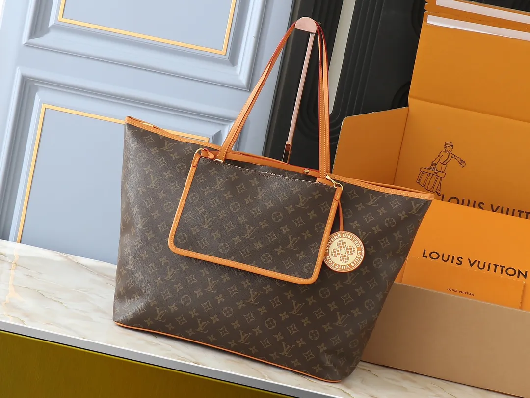 💰260💰Upgraded original M00191 M00155 This Sac Plat Soft tote bag continues creative director Pharrell Wiliams’ new interpretation of the Damier pattern, presenting a soft structure in bright colors. The elegant zipper ensures safe access, and the long and short handles allow for hand-carrying and shoulder-carrying options. Size: 42cm