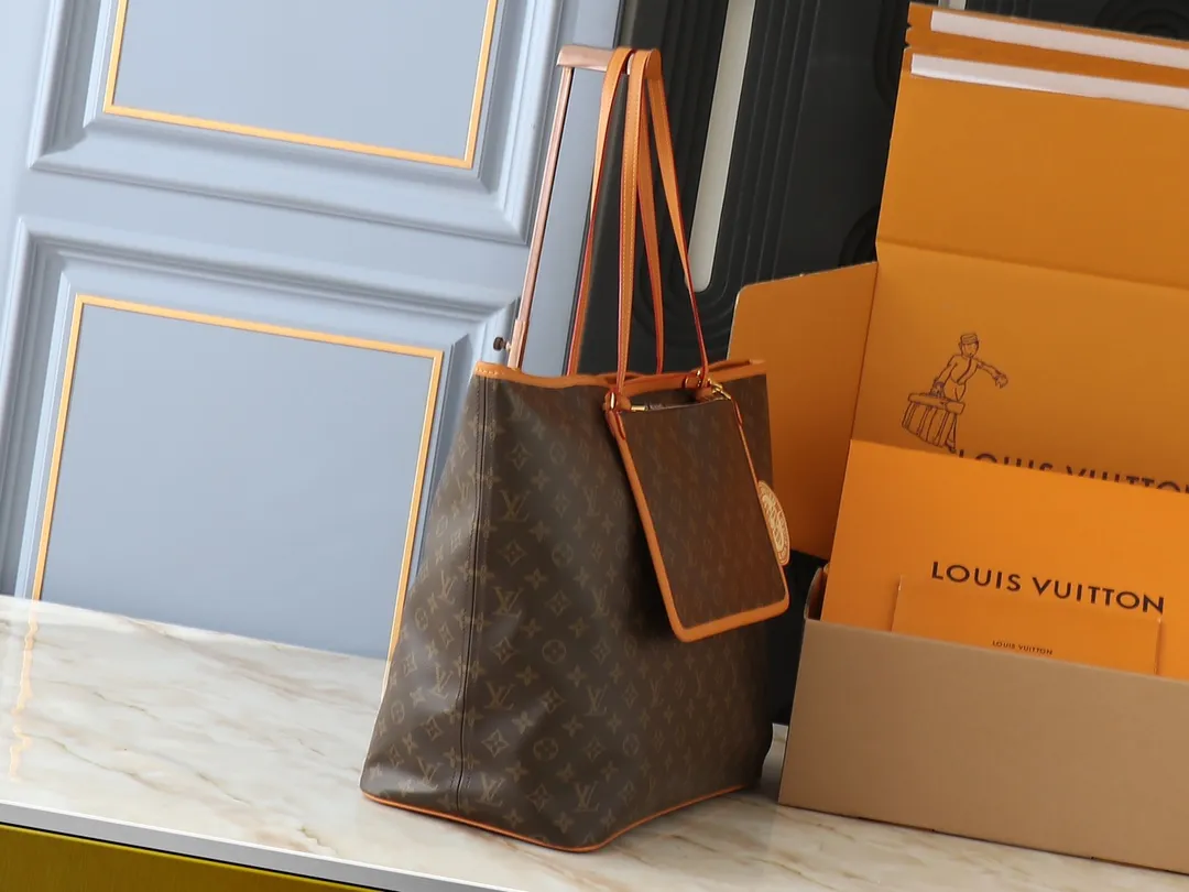 💰260💰Upgraded original M00191 M00155 This Sac Plat Soft tote bag continues creative director Pharrell Wiliams’ new interpretation of the Damier pattern, presenting a soft structure in bright colors. The elegant zipper ensures safe access, and the long and short handles allow for hand-carrying and shoulder-carrying options. Size: 42cm