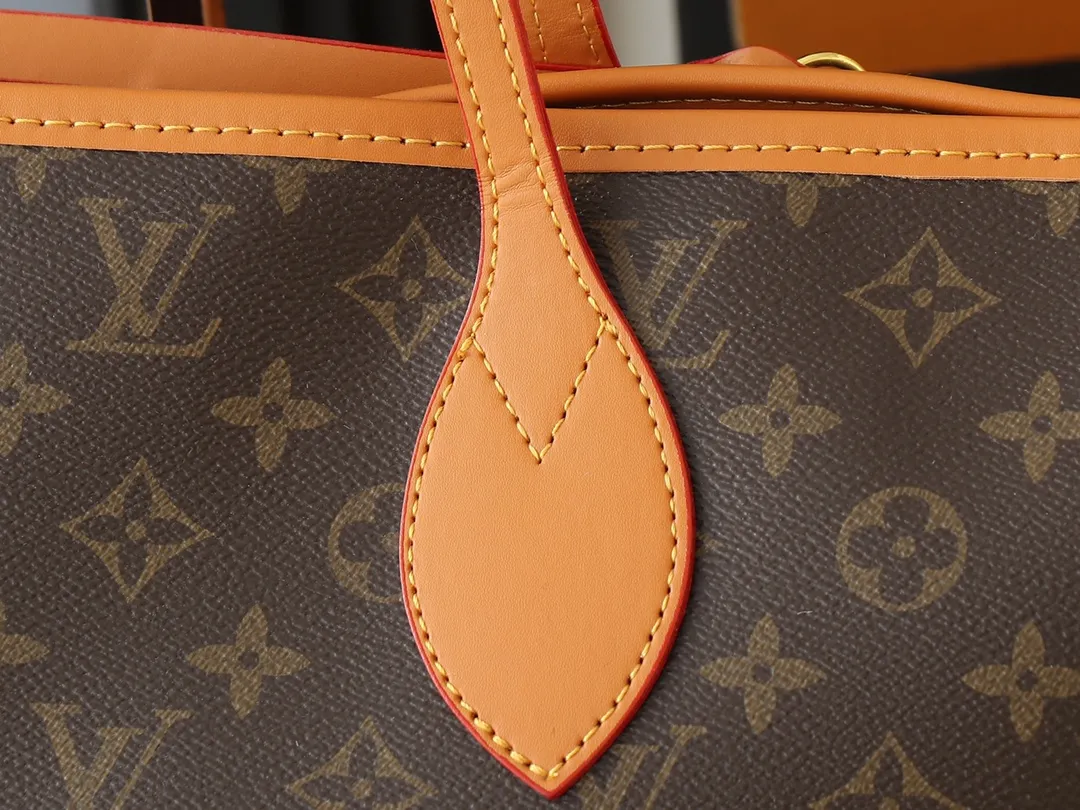💰260💰Upgraded original M00191 M00155 This Sac Plat Soft tote bag continues creative director Pharrell Wiliams’ new interpretation of the Damier pattern, presenting a soft structure in bright colors. The elegant zipper ensures safe access, and the long and short handles allow for hand-carrying and shoulder-carrying options. Size: 42cm
