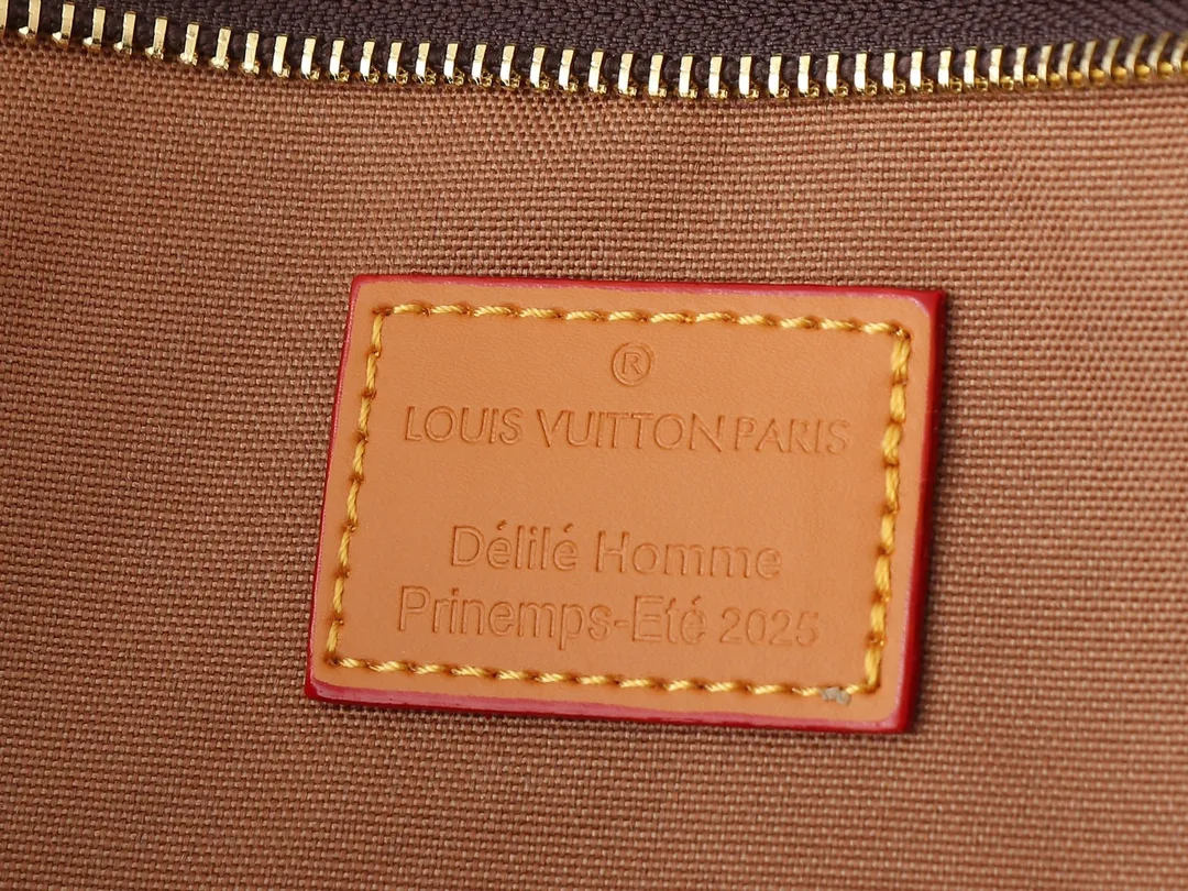 💰260💰Upgraded original M00191 M00155 This Sac Plat Soft tote bag continues creative director Pharrell Wiliams’ new interpretation of the Damier pattern, presenting a soft structure in bright colors. The elegant zipper ensures safe access, and the long and short handles allow for hand-carrying and shoulder-carrying options. Size: 42cm