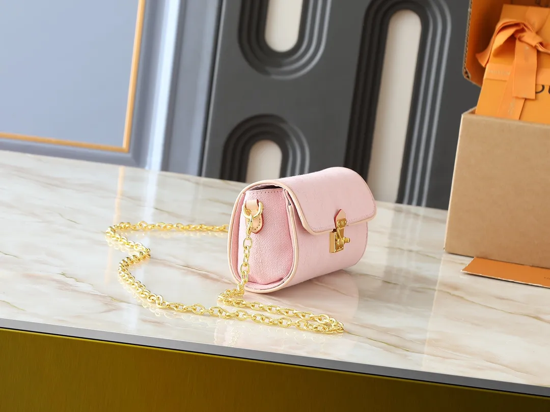 💰220💰Upgraded original M13566 This Pochette Camille handbag is made of Monogram canvas, paying tribute to the original design that appeared in the Louis Vuitton spring and summer 2000 fashion show. The S-Lock buckle, LVCircle logo on the chain and contrasting WVN leather trim embody the brand's classic elements. The flexible and easy-to-wear construction can be worn cross-body, over the shoulder or by hand. Dimensions: 20.5 × 11 × 6 cm