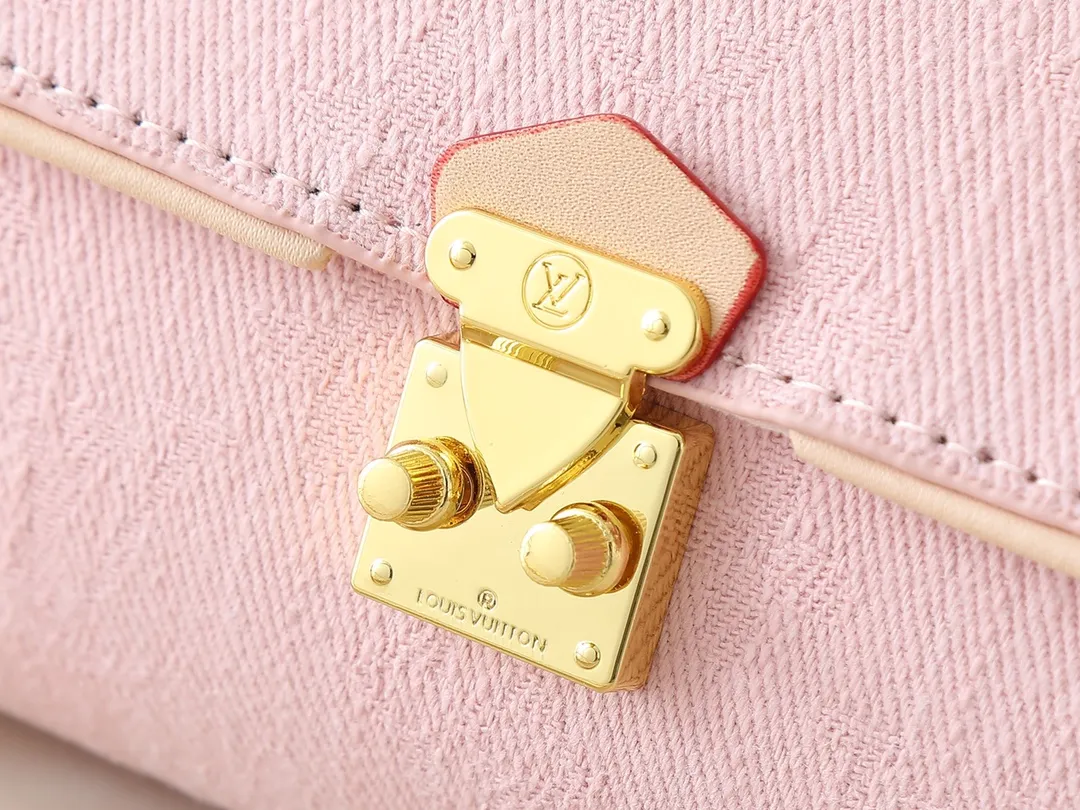 💰220💰Upgraded original M13566 This Pochette Camille handbag is made of Monogram canvas, paying tribute to the original design that appeared in the Louis Vuitton spring and summer 2000 fashion show. The S-Lock buckle, LVCircle logo on the chain and contrasting WVN leather trim embody the brand's classic elements. The flexible and easy-to-wear construction can be worn cross-body, over the shoulder or by hand. Dimensions: 20.5 × 11 × 6 cm