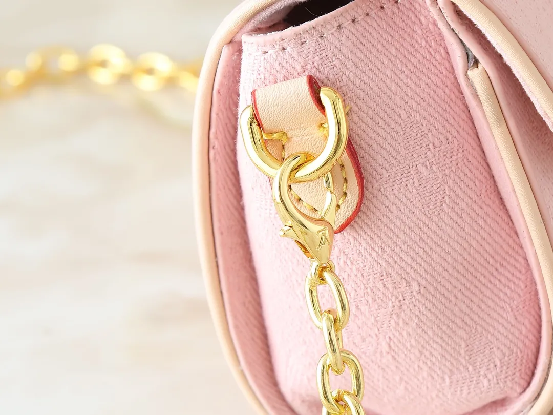 💰220💰Upgraded original M13566 This Pochette Camille handbag is made of Monogram canvas, paying tribute to the original design that appeared in the Louis Vuitton spring and summer 2000 fashion show. The S-Lock buckle, LVCircle logo on the chain and contrasting WVN leather trim embody the brand's classic elements. The flexible and easy-to-wear construction can be worn cross-body, over the shoulder or by hand. Dimensions: 20.5 × 11 × 6 cm