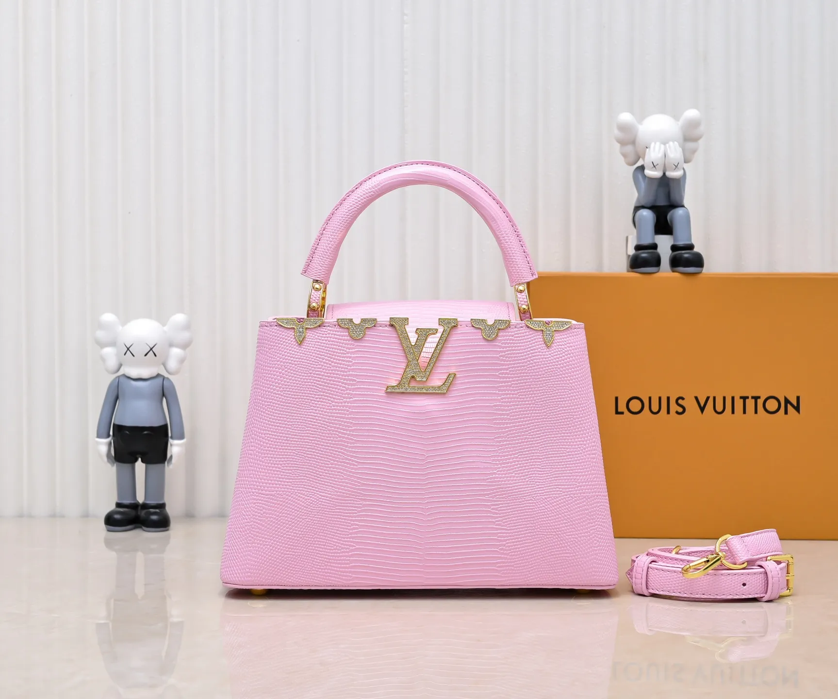 Top original P440 Guangzhou-made M12297 pink lizard leather with gold diamond corolla 🔺This CapucinesBB handbag exquisitely combines elegant lizard skin outer layer, delicate sheepskin lining and Yingze metal parts. The iconic flap makes two styles fashionable. The LV logo can be read on the inside and Monogram flowers bloom on the outside. It lights up the eye-catching corner for evening occasions and adds a personalized atmosphere to the wardrobe. Shine gorgeous style in day and night occasions.  Detailed features 27 x 18 x 9 cm (length x height x width)