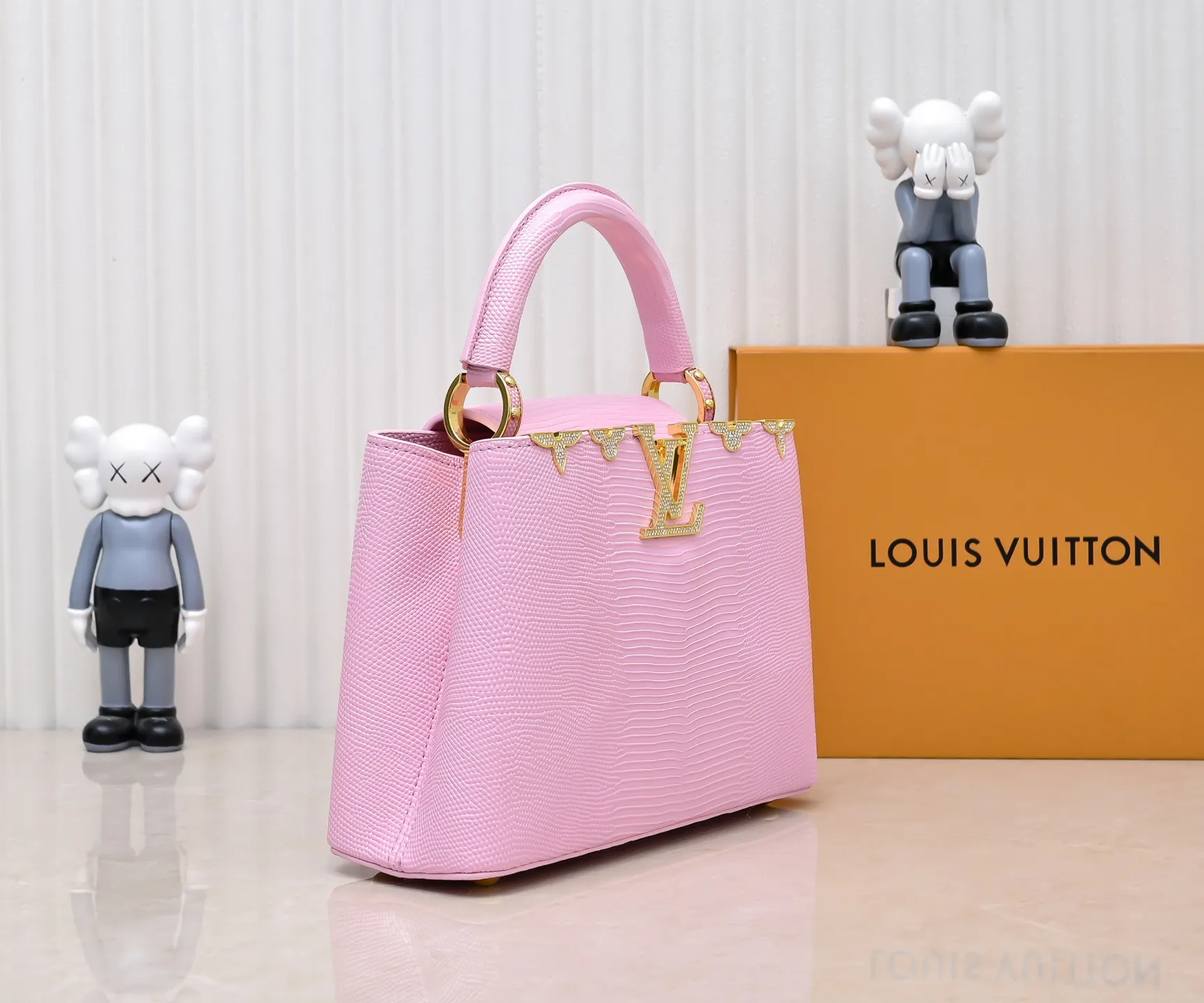 Top original P440 Guangzhou-made M12297 pink lizard leather with gold diamond corolla 🔺This CapucinesBB handbag exquisitely combines elegant lizard skin outer layer, delicate sheepskin lining and Yingze metal parts. The iconic flap makes two styles fashionable. The LV logo can be read on the inside and Monogram flowers bloom on the outside. It lights up the eye-catching corner for evening occasions and adds a personalized atmosphere to the wardrobe. Shine gorgeous style in day and night occasions.  Detailed features 27 x 18 x 9 cm (length x height x width)