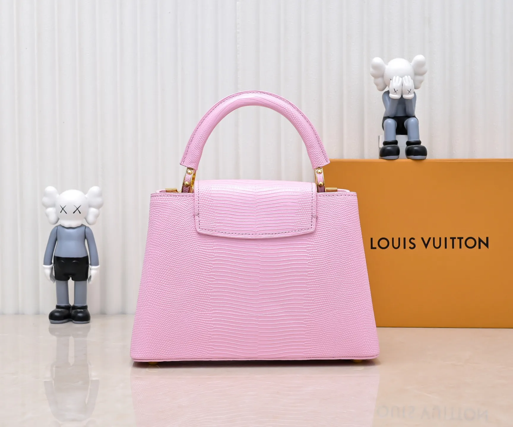 Top original P440 Guangzhou-made M12297 pink lizard leather with gold diamond corolla 🔺This CapucinesBB handbag exquisitely combines elegant lizard skin outer layer, delicate sheepskin lining and Yingze metal parts. The iconic flap makes two styles fashionable. The LV logo can be read on the inside and Monogram flowers bloom on the outside. It lights up the eye-catching corner for evening occasions and adds a personalized atmosphere to the wardrobe. Shine gorgeous style in day and night occasions.  Detailed features 27 x 18 x 9 cm (length x height x width)