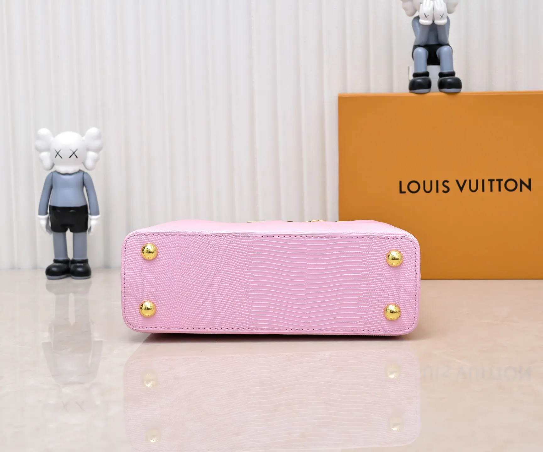 Top original P440 Guangzhou-made M12297 pink lizard leather with gold diamond corolla 🔺This CapucinesBB handbag exquisitely combines elegant lizard skin outer layer, delicate sheepskin lining and Yingze metal parts. The iconic flap makes two styles fashionable. The LV logo can be read on the inside and Monogram flowers bloom on the outside. It lights up the eye-catching corner for evening occasions and adds a personalized atmosphere to the wardrobe. Shine gorgeous style in day and night occasions.  Detailed features 27 x 18 x 9 cm (length x height x width)